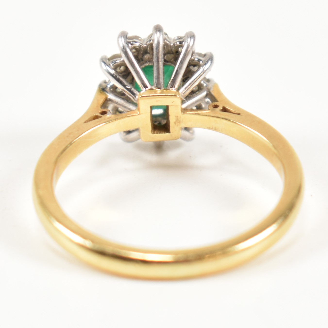 HALLMARKED 18CT GOLD EMERALD & DIAMOND CLUSTER RING - Image 3 of 9