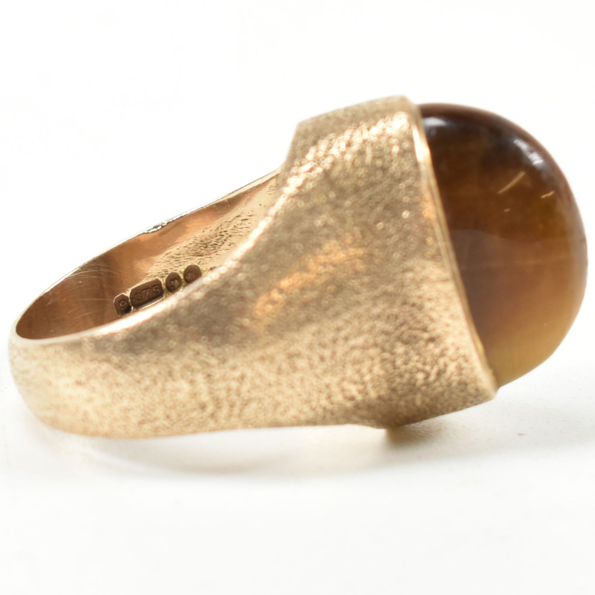 MODERNIST HALLMARKED 9CT GOLD & TIGERS EYE RING - Image 5 of 8