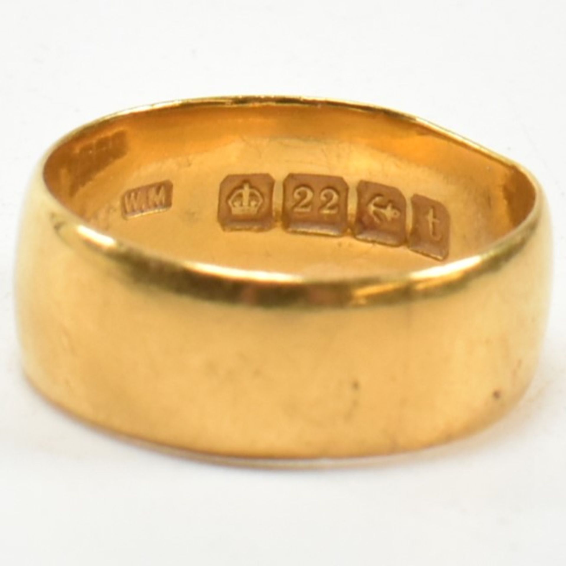 EARLY 20TH CENTURY HALLMARKED 22CT GOLD BAND RING - Bild 2 aus 4