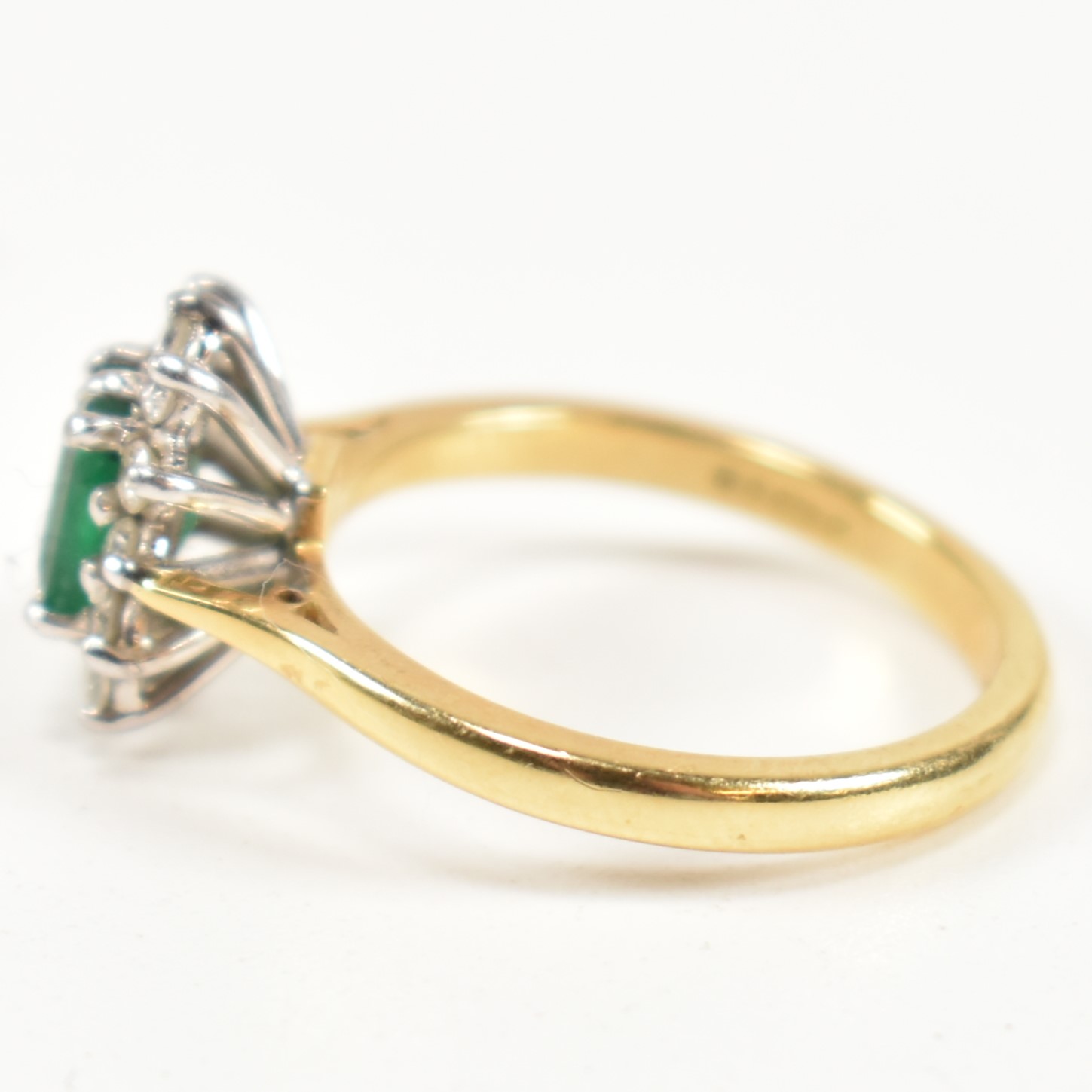 HALLMARKED 18CT GOLD EMERALD & DIAMOND CLUSTER RING - Image 6 of 9