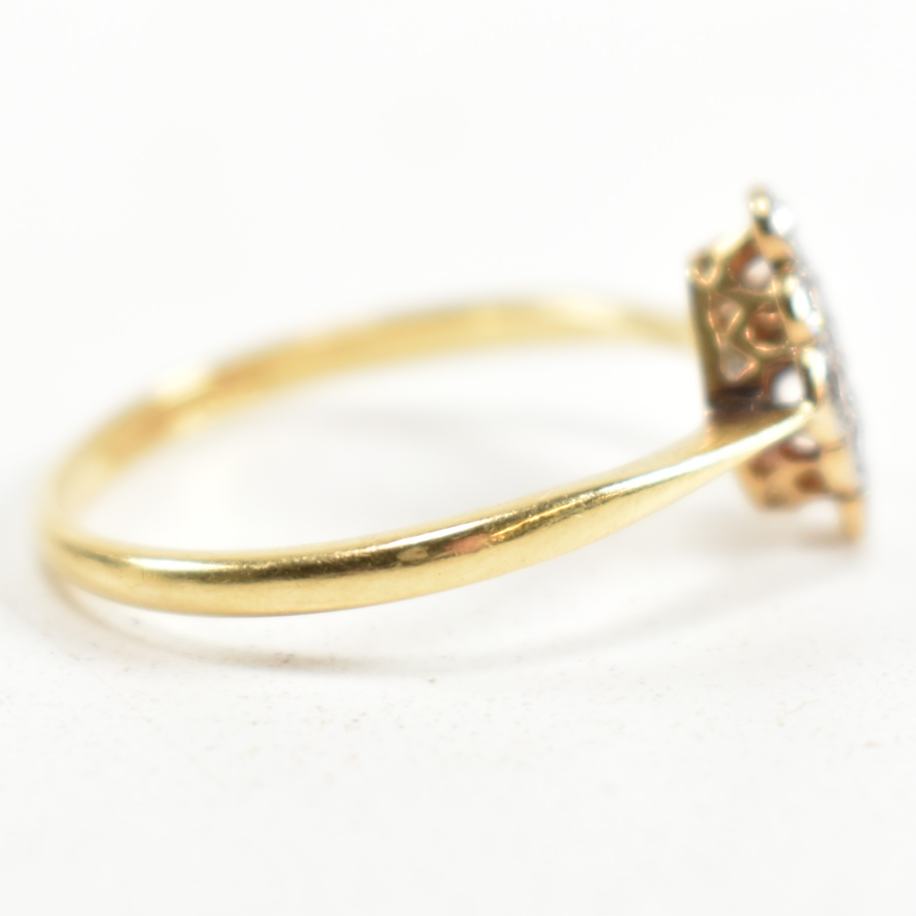 18CT GOLD & PLATINUM DIAMOND CLUSTER RING - Bild 5 aus 9
