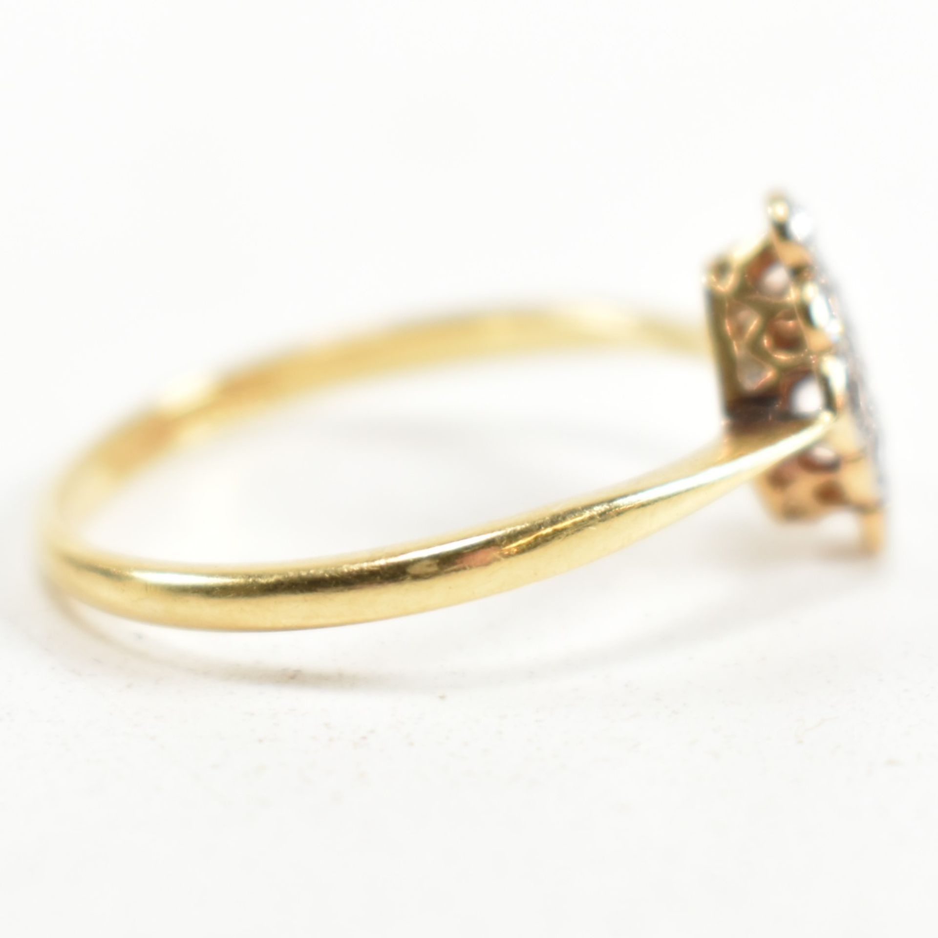18CT GOLD & PLATINUM DIAMOND CLUSTER RING - Image 5 of 9