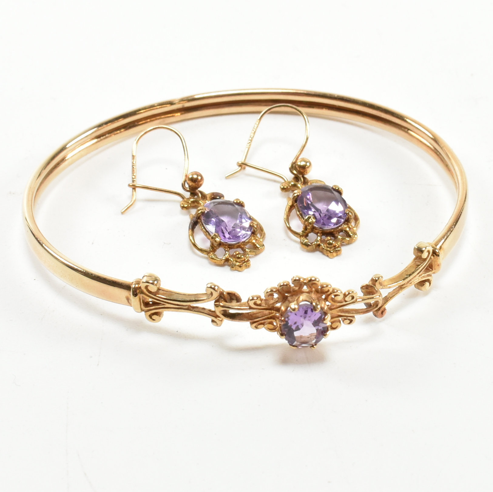 VICTORIAN STYLE HALLMARKED 9CT GOLD & AMETHYST BANGLE & EARRING SET - Image 2 of 14