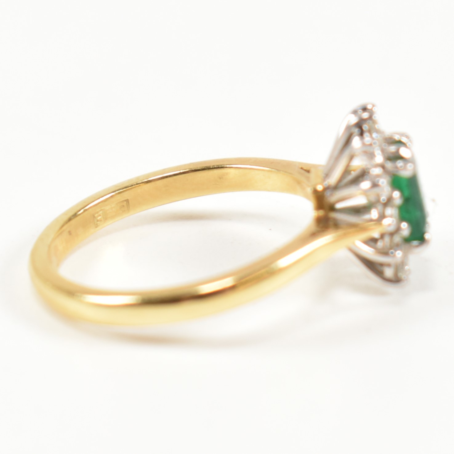 HALLMARKED 18CT GOLD EMERALD & DIAMOND CLUSTER RING - Image 5 of 9