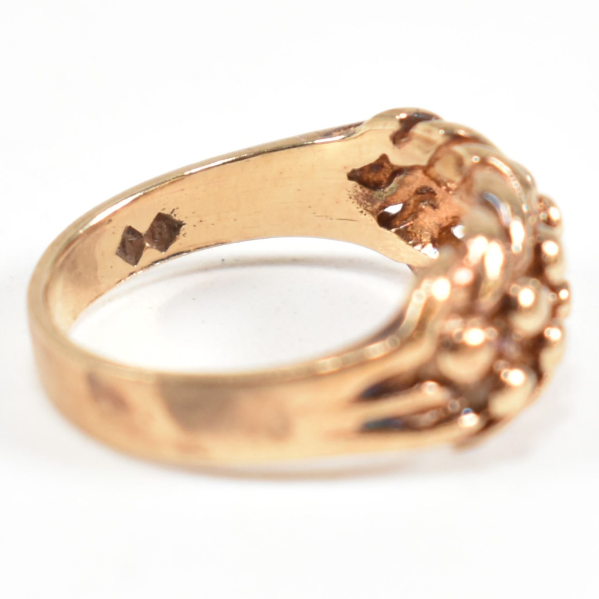 HALLMARKED 9CT GOLD KEEPER RING - Image 4 of 10