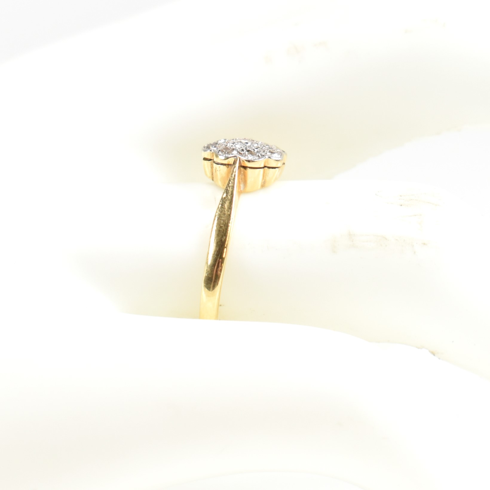 18CT GOLD & DIAMOND CLUSTER RING - Image 9 of 9