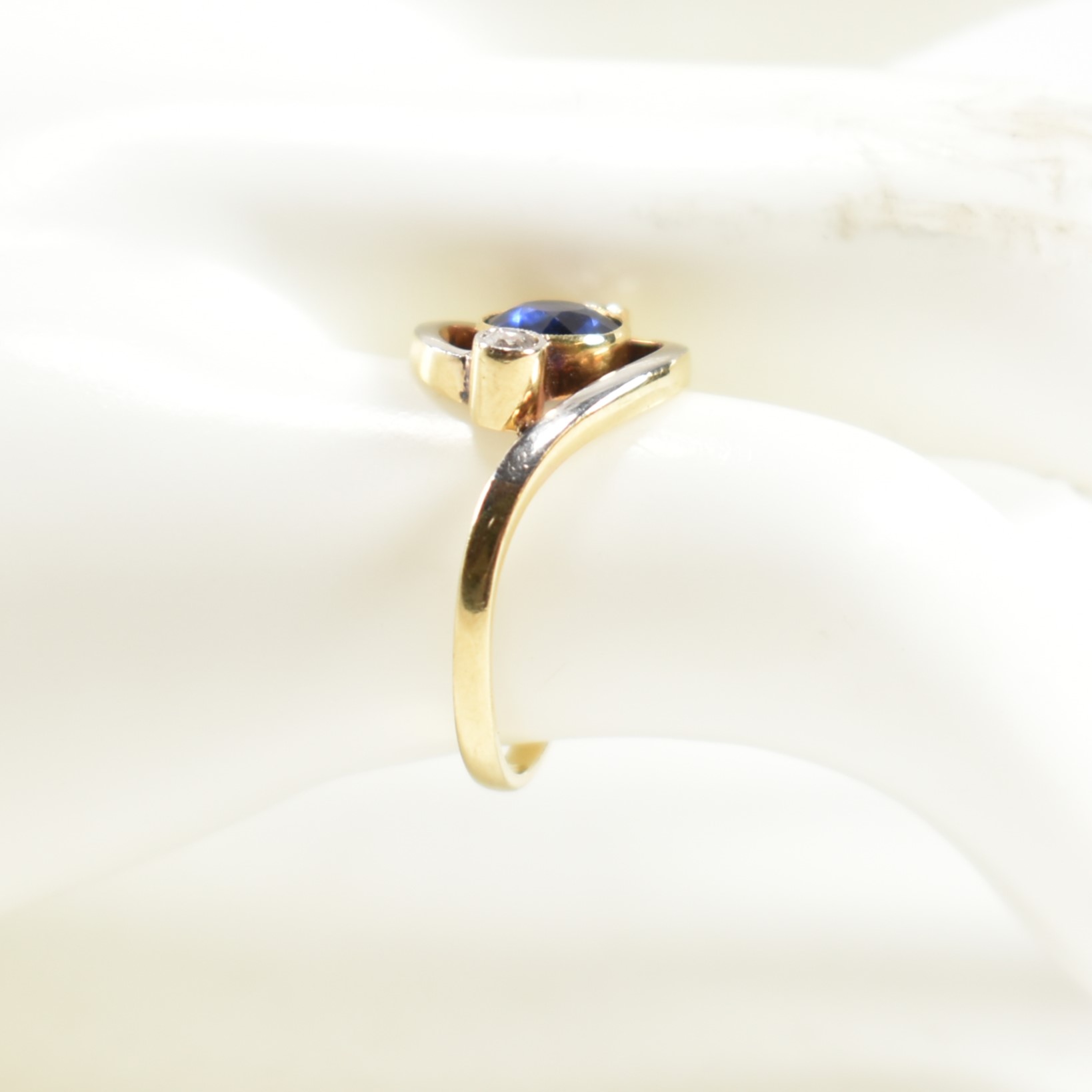 18CT GOLD SAPPHIRE & DIAMOND CROSS OVER RING - Image 8 of 8
