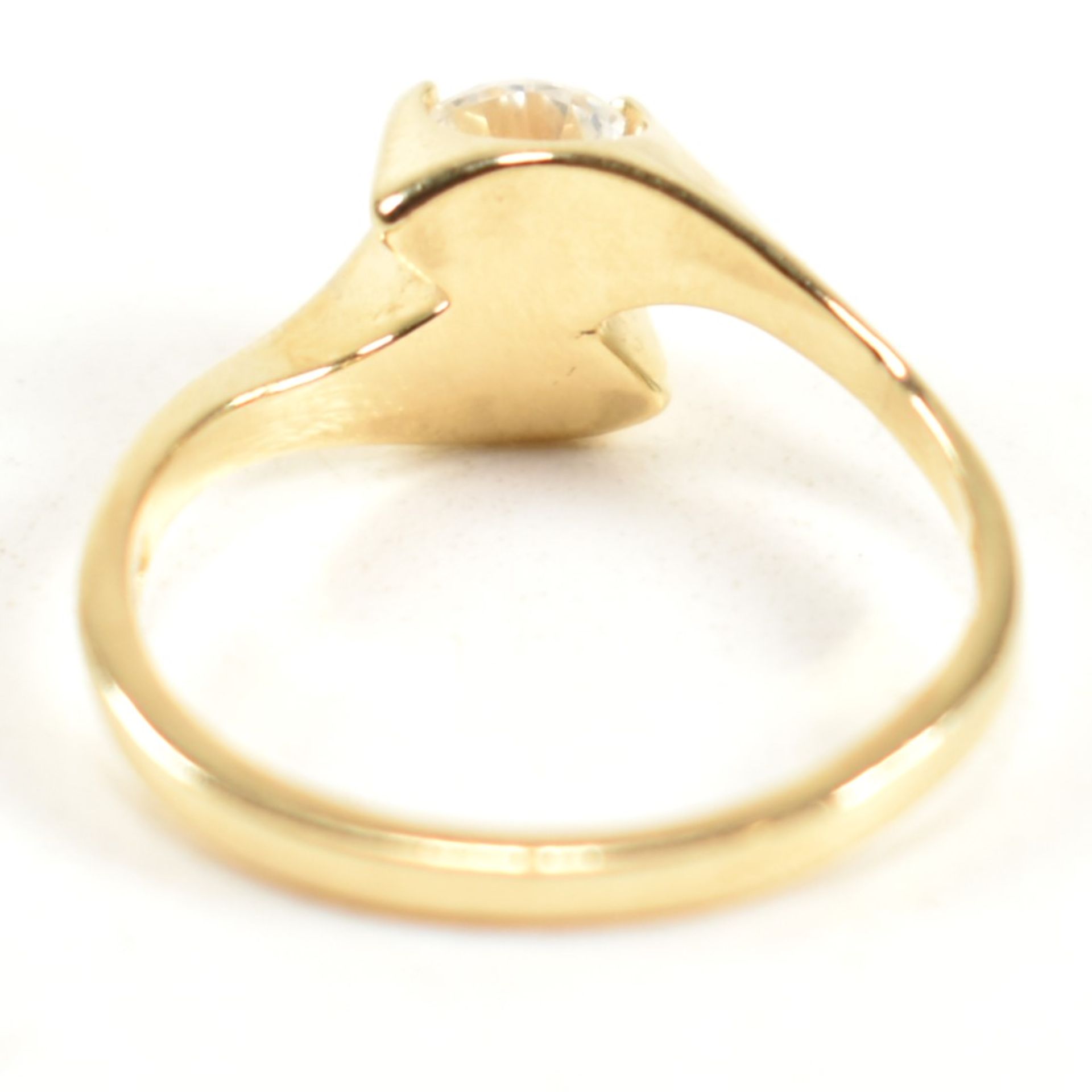 HALLMARKED 14CT GOLD & CZ CROSSOVER RING - Image 2 of 9