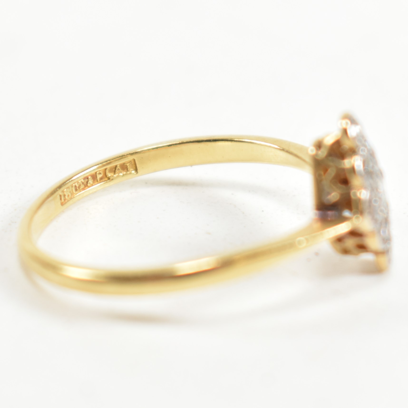 18CT GOLD & PLATINUM DIAMOND CLUSTER RING - Bild 8 aus 9