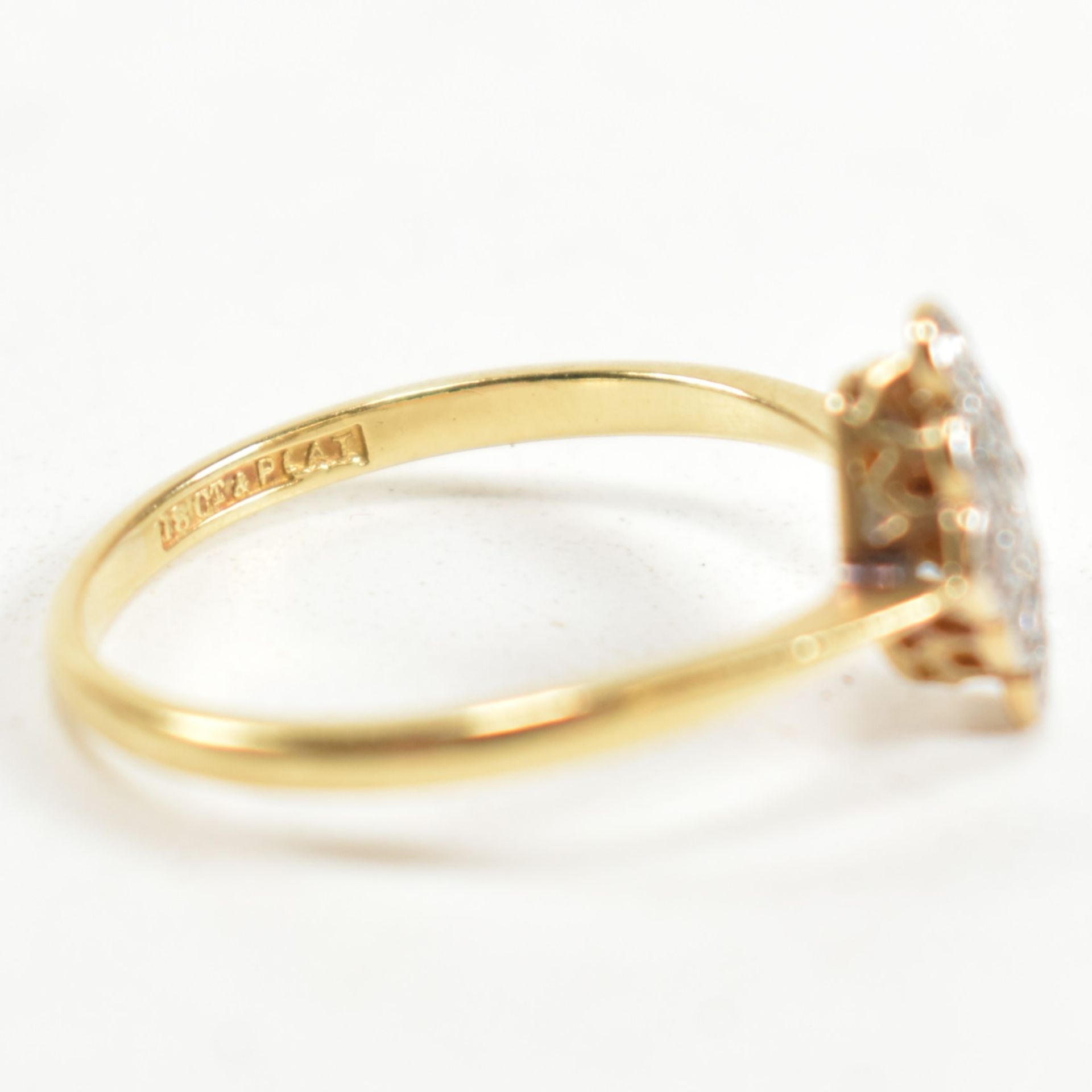 18CT GOLD & PLATINUM DIAMOND CLUSTER RING - Image 8 of 9