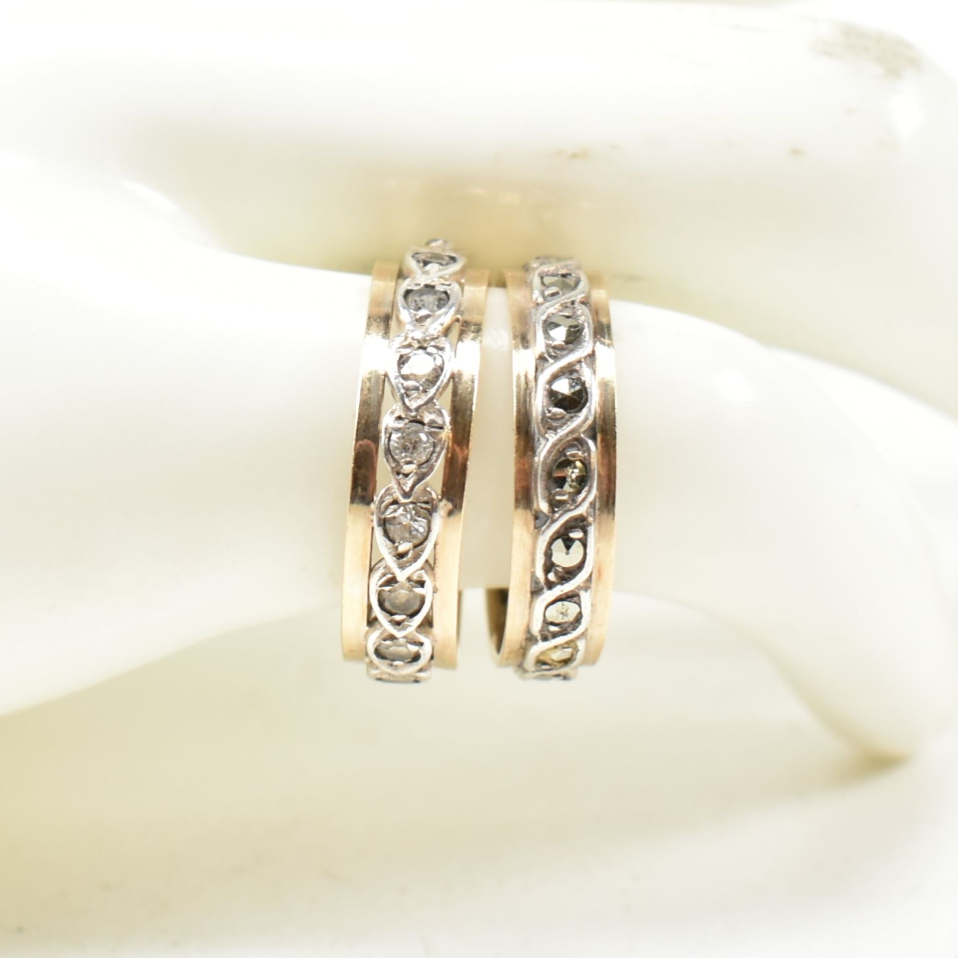 TWO 9CT GOLD & SILVER MARCASITE & WHITE STONE BAND RINGS - Bild 5 aus 5