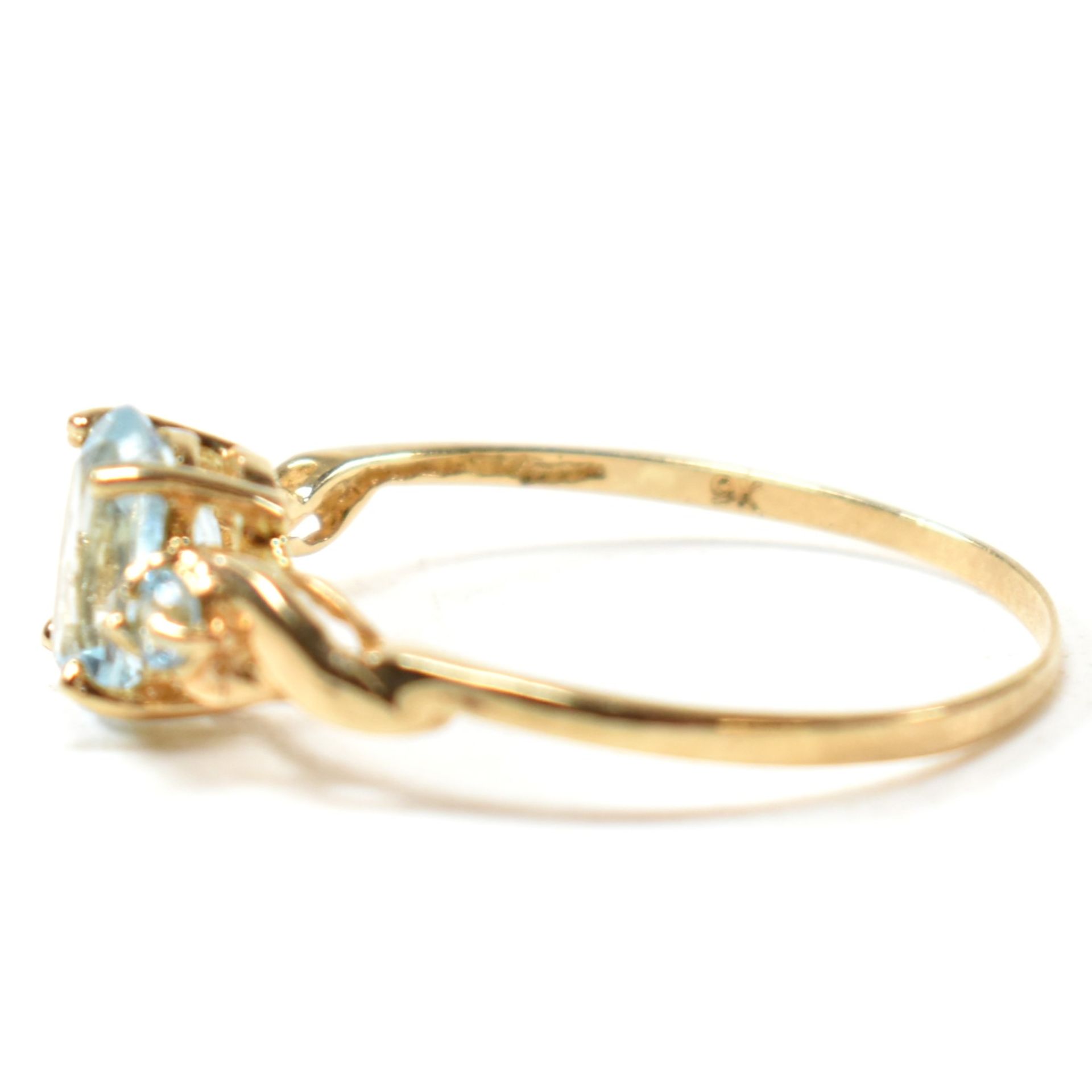 9CT GOLD & BLUE TOPAZ THREE STONE RING - Image 5 of 9