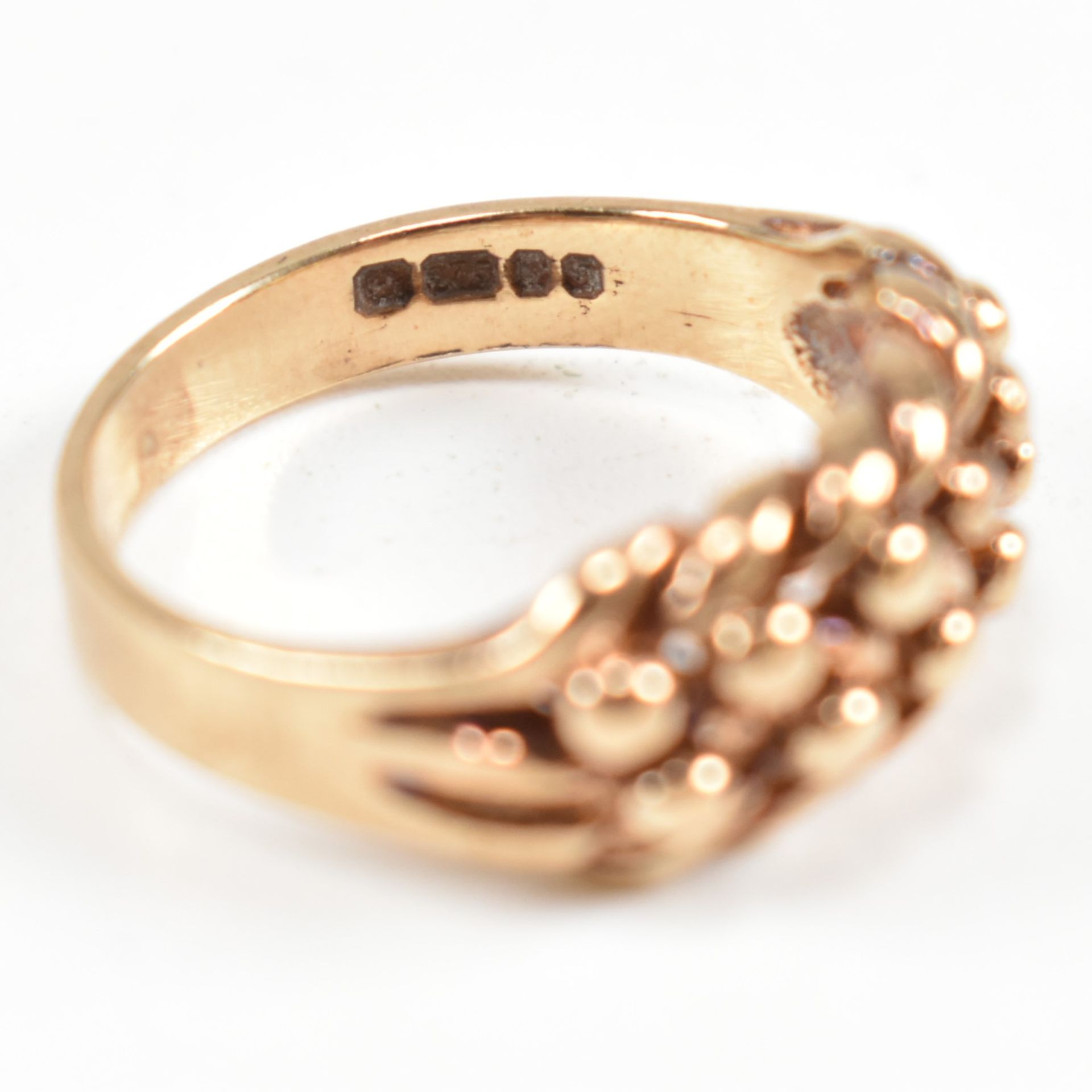 HALLMARKED 9CT GOLD KEEPER RING - Image 6 of 10
