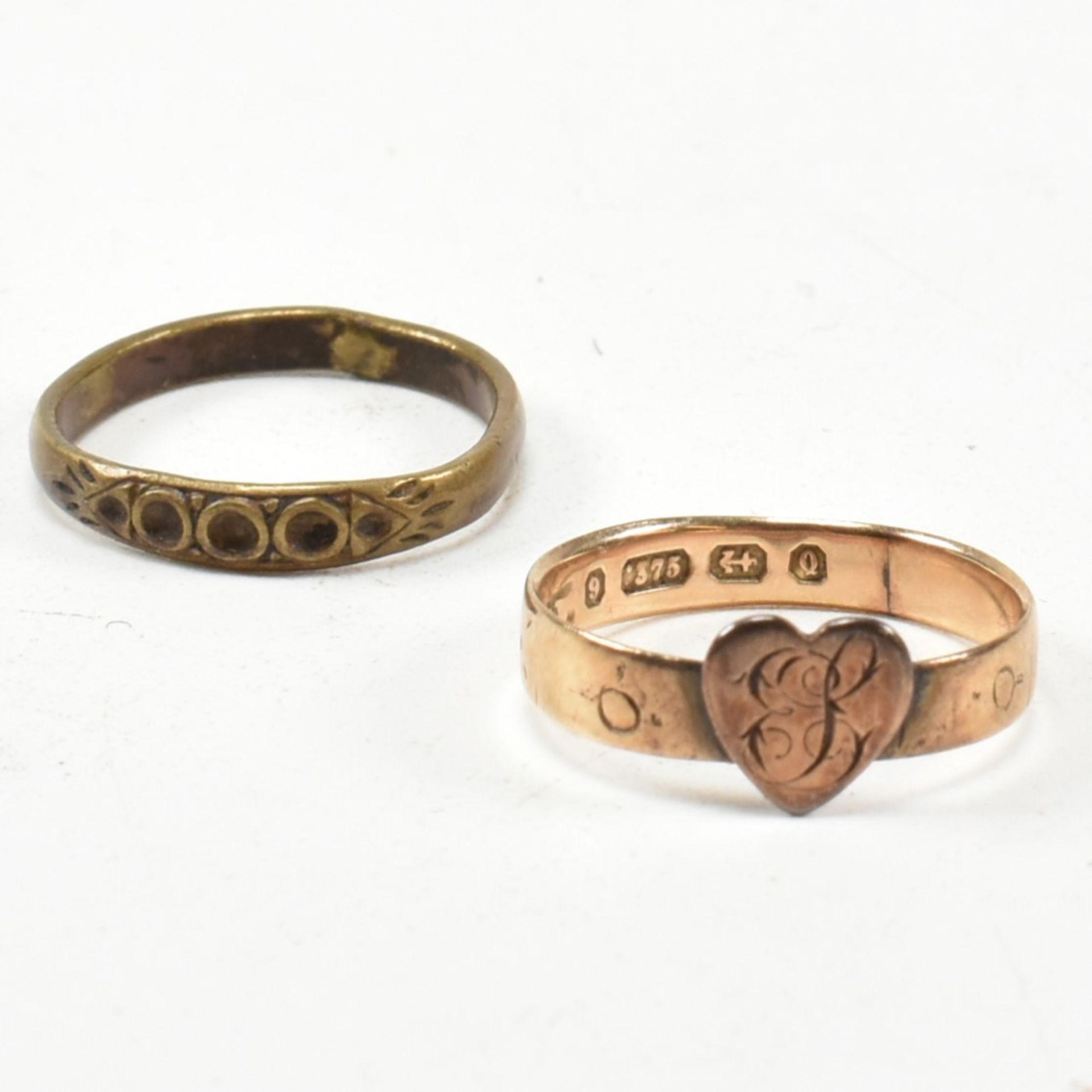 VICTORIAN HALLMARKED 9CT GOLD HEART SIGNET RING & GOLD TONE METAL RING
