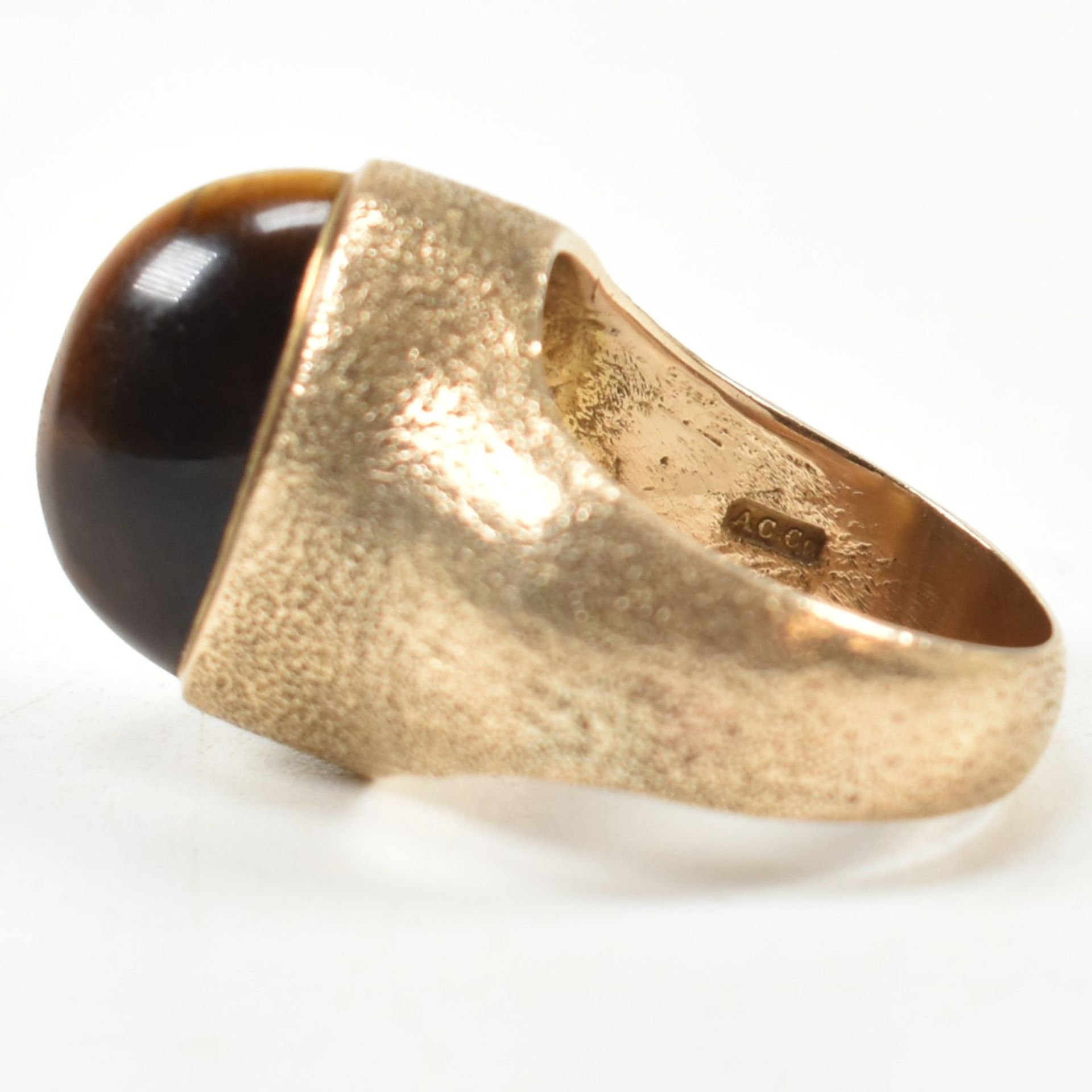 MODERNIST HALLMARKED 9CT GOLD & TIGERS EYE RING - Image 3 of 8