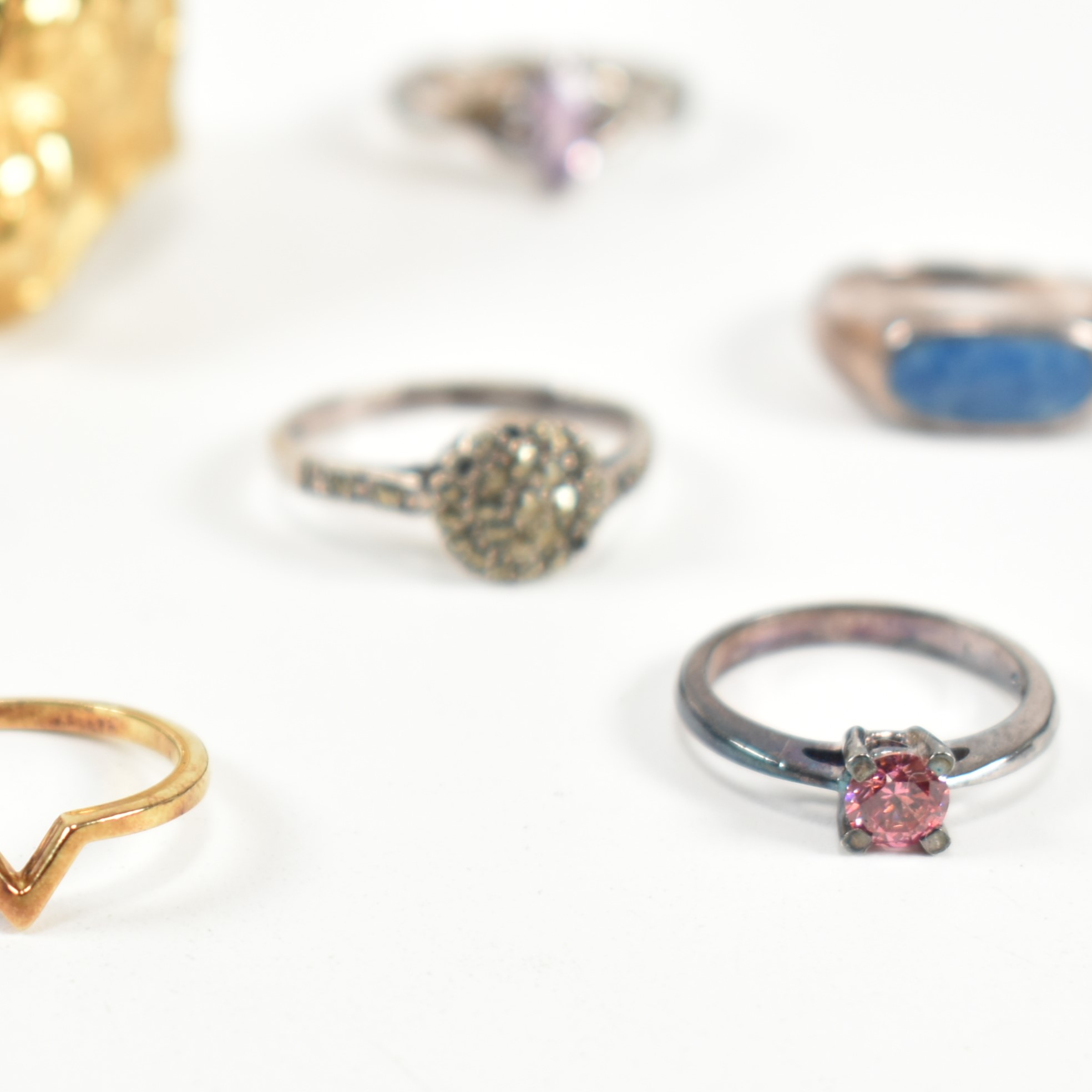 COLLECTION OF SILVER RINGS & GOLD PLATED METAL RING - Image 6 of 11