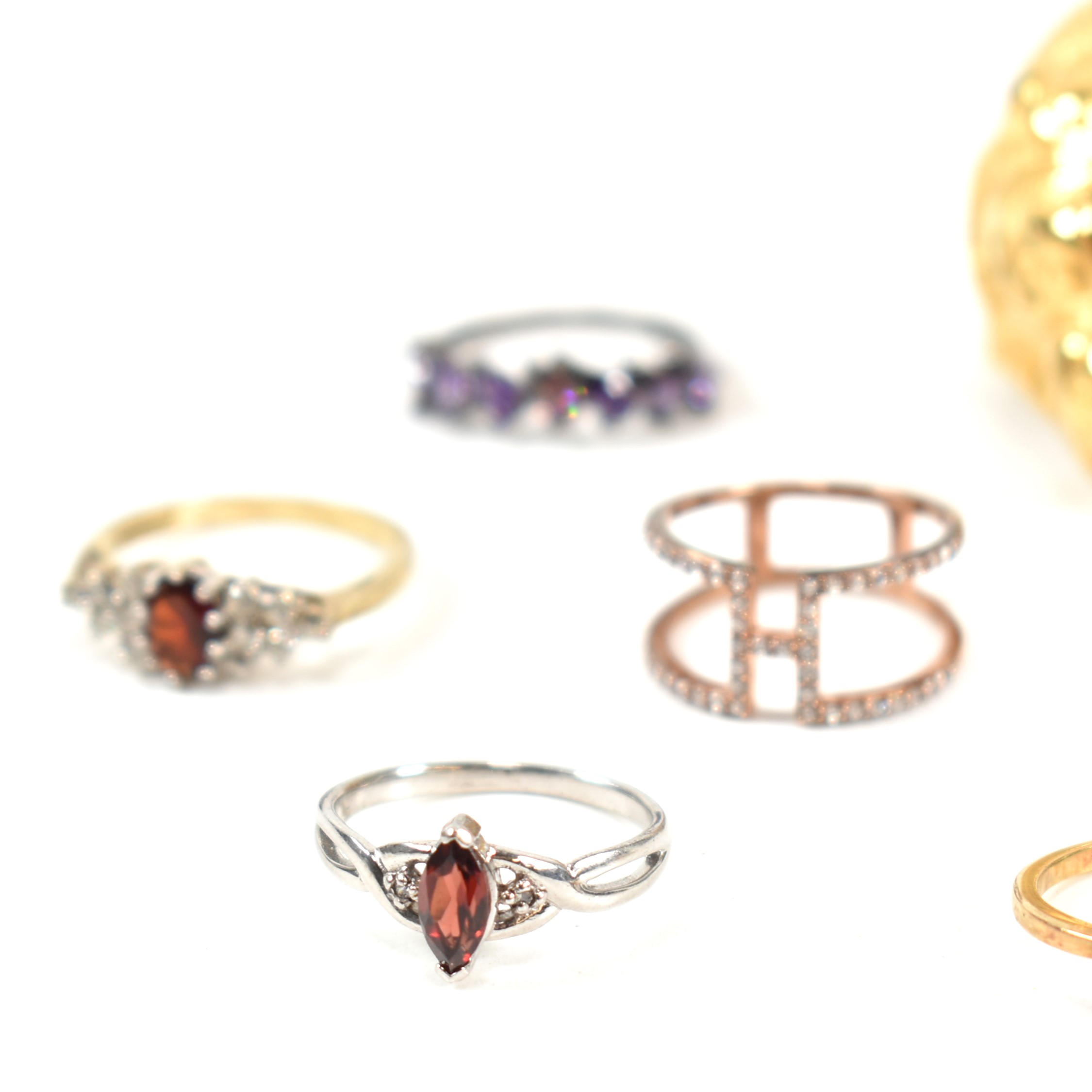 COLLECTION OF SILVER RINGS & GOLD PLATED METAL RING - Image 2 of 11