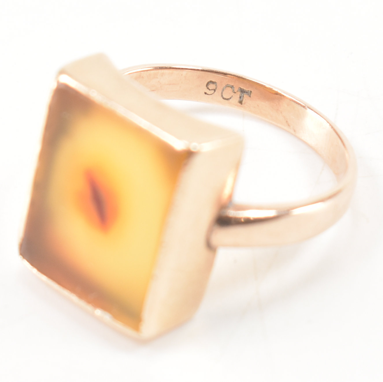 9CT GOLD & AGATE PLAQUE RING - Image 10 of 11