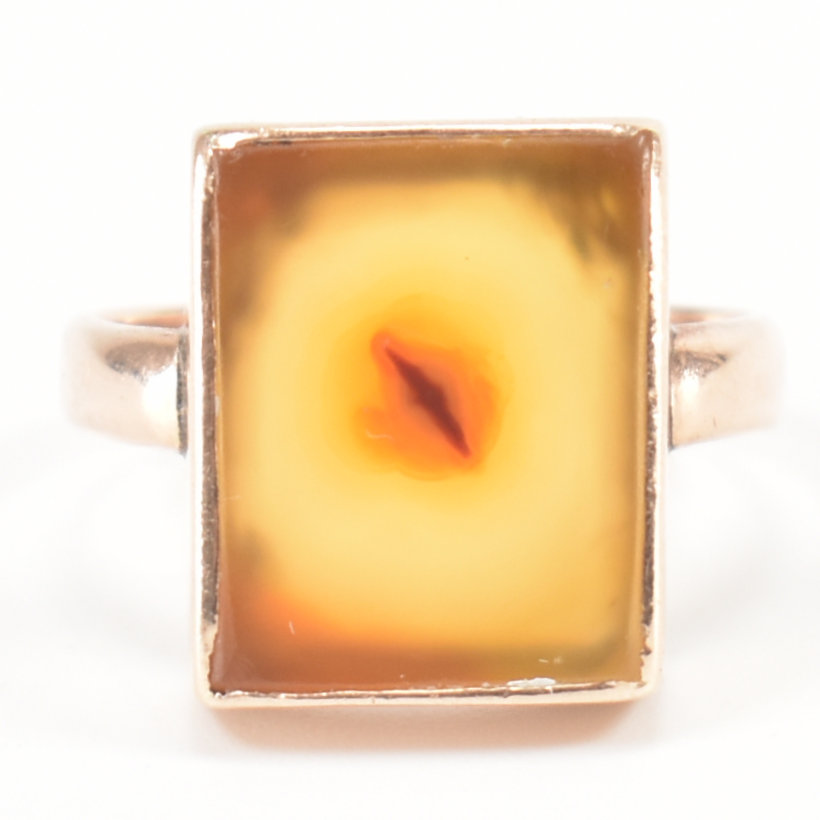 9CT GOLD & AGATE PLAQUE RING - Image 4 of 11