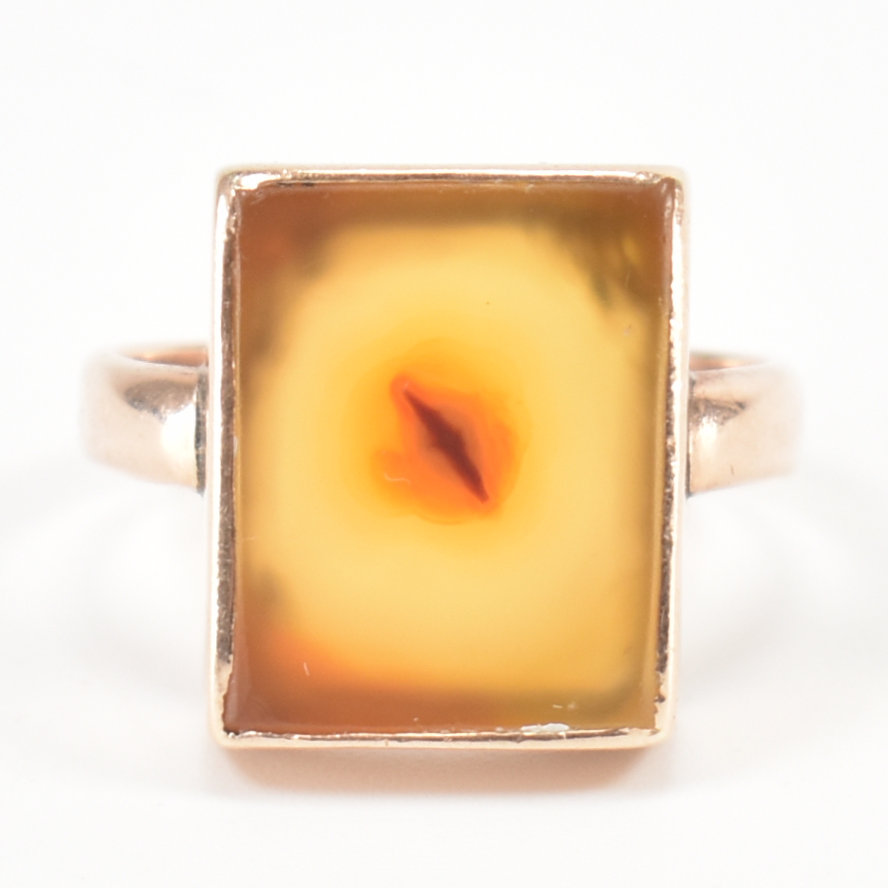 9CT GOLD & AGATE PLAQUE RING - Image 2 of 11