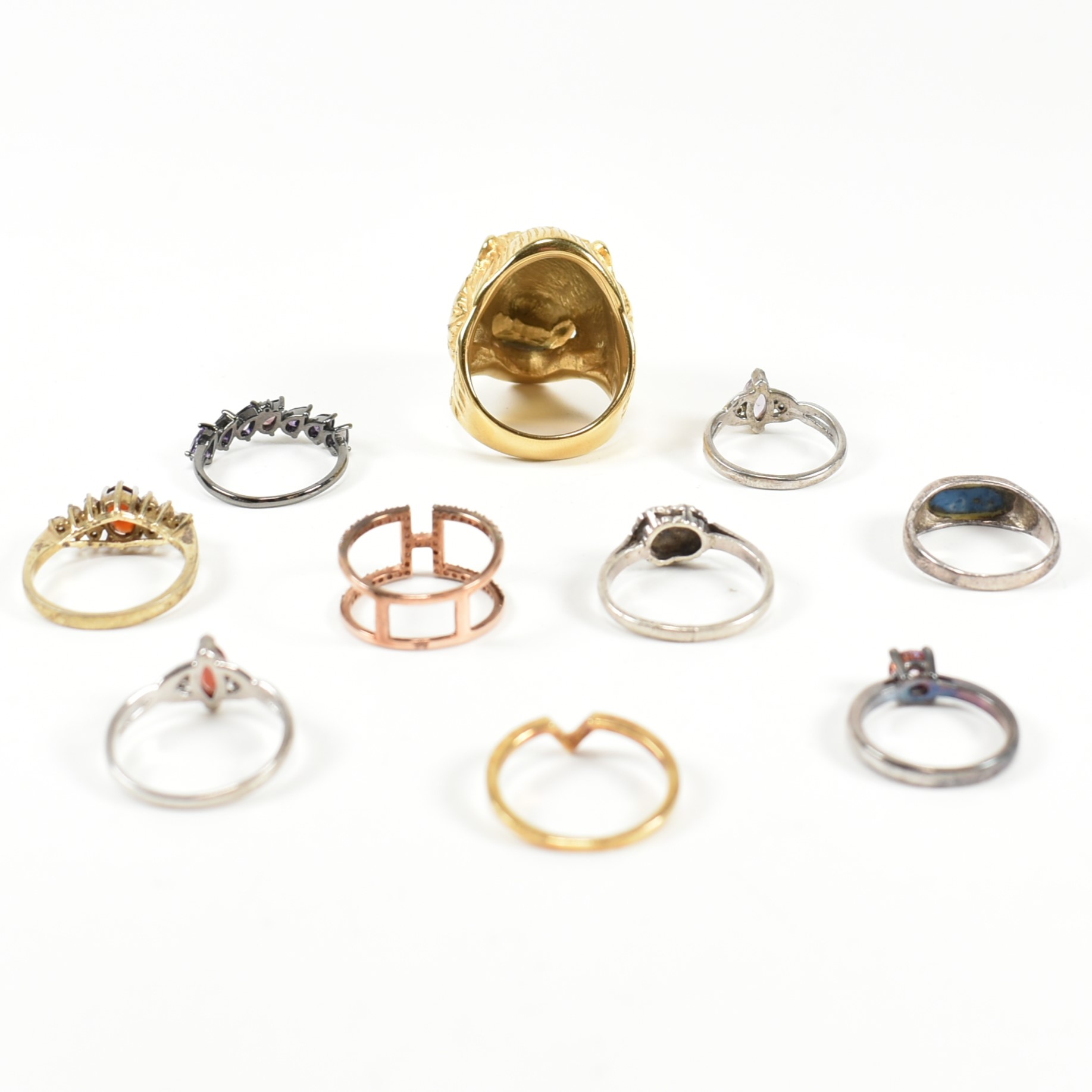 COLLECTION OF SILVER RINGS & GOLD PLATED METAL RING - Image 8 of 11