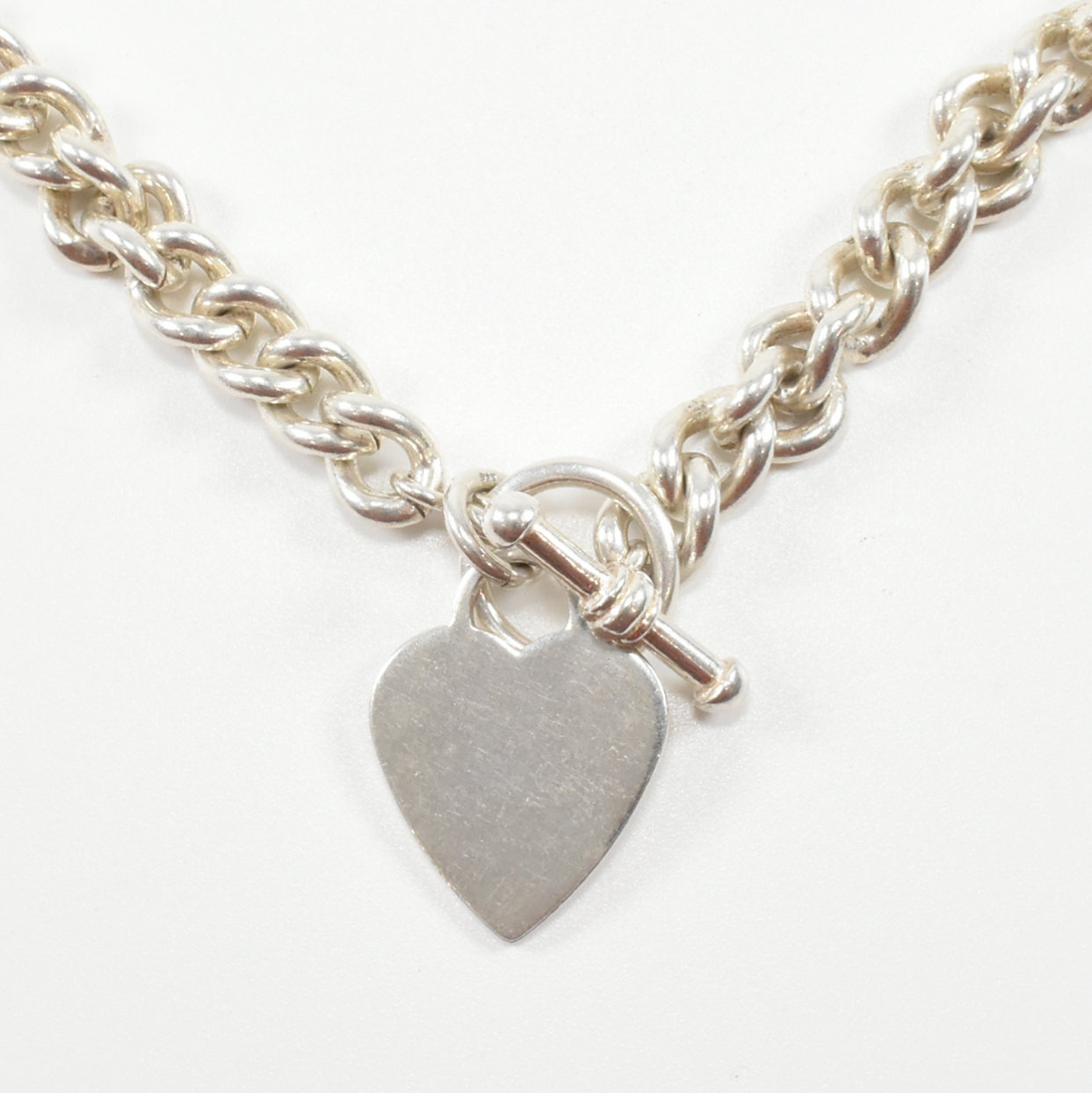 CONTEMPORARY 925 SILVER T BAR CURB LINK CHAIN & HEART PENDANT - Image 2 of 5