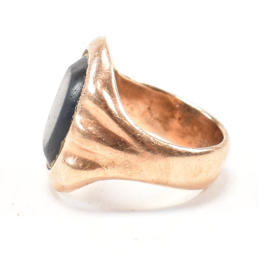 ANTIQUE YELLOW METAL & BLACK STONE SIGNET RING - Image 3 of 6