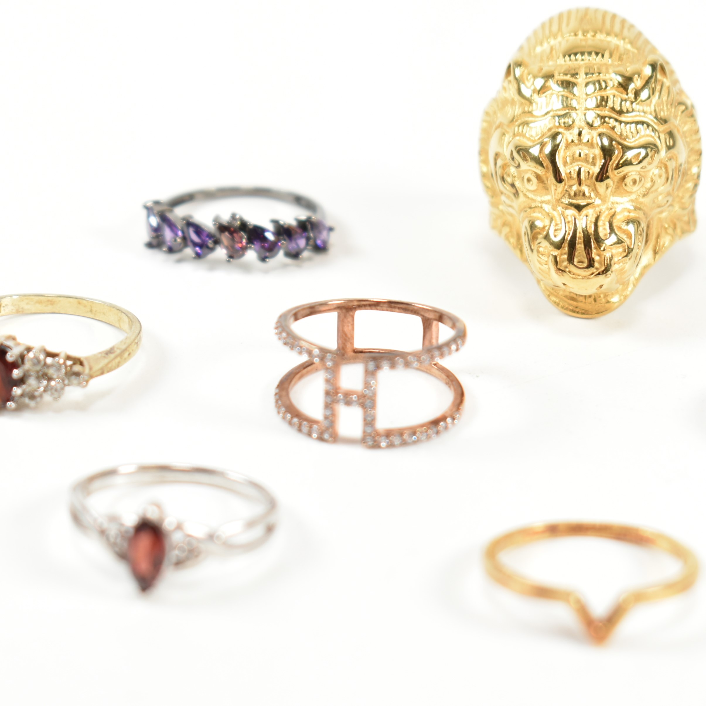 COLLECTION OF SILVER RINGS & GOLD PLATED METAL RING - Image 7 of 11