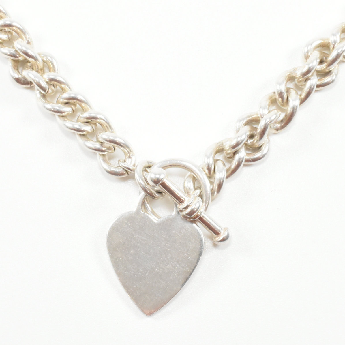 CONTEMPORARY 925 SILVER T BAR CURB LINK CHAIN & HEART PENDANT - Image 3 of 5