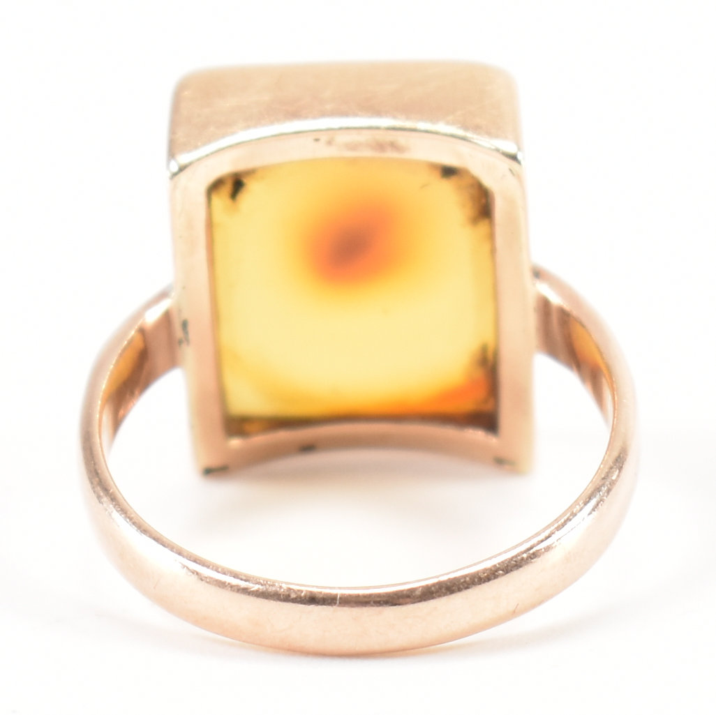 9CT GOLD & AGATE PLAQUE RING - Image 7 of 11