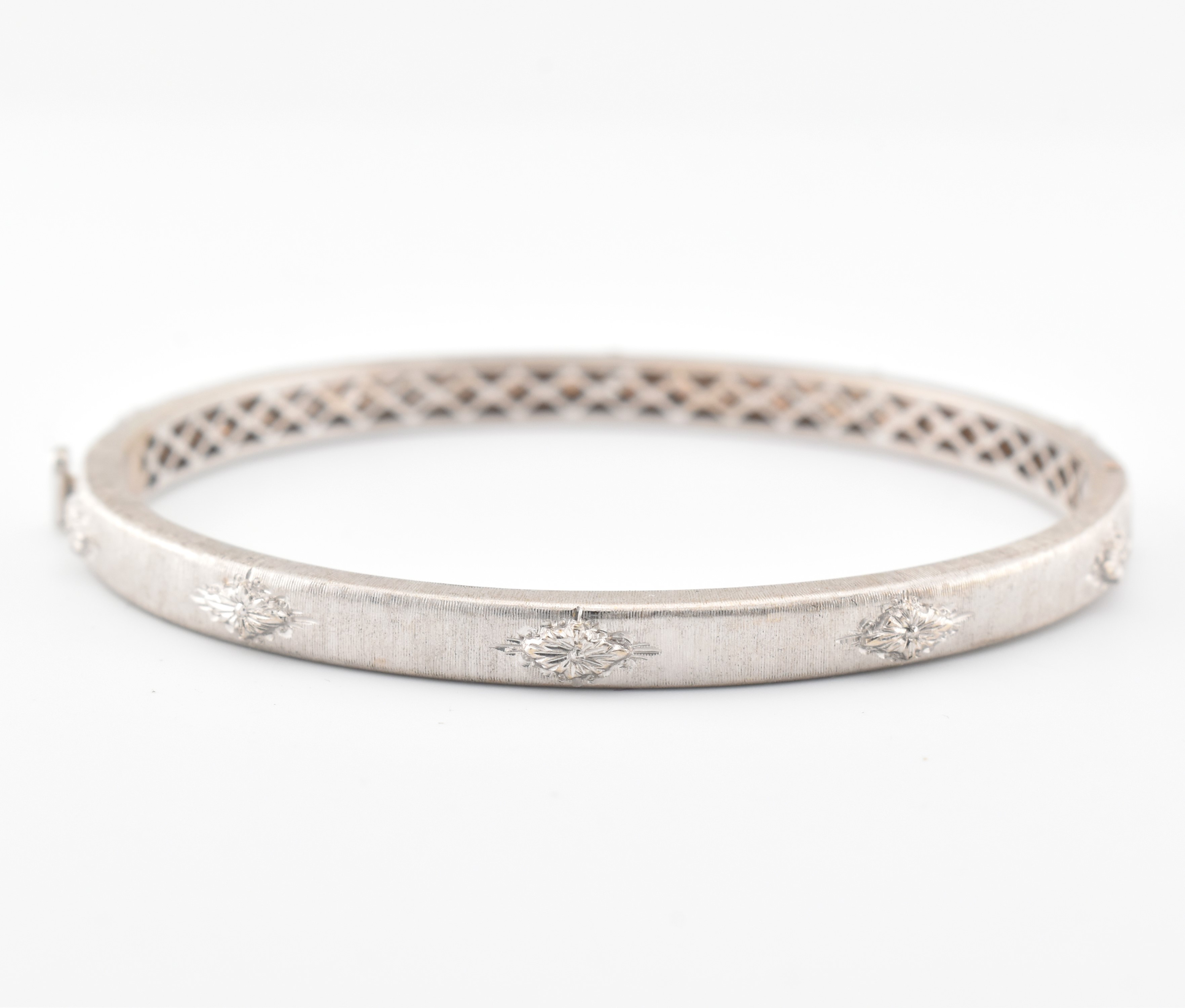 18CT WHITE GOLD & DIAMOND HINGED BANGLE - Image 2 of 5