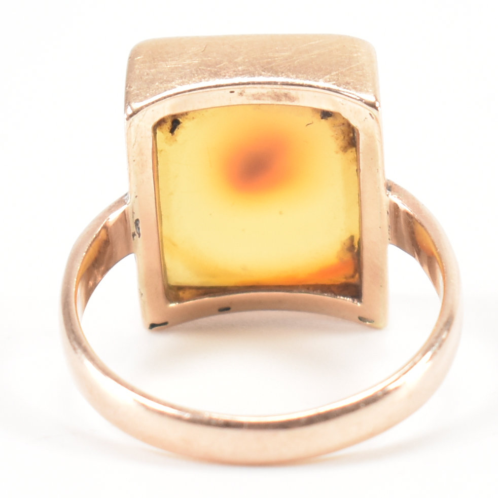 9CT GOLD & AGATE PLAQUE RING - Image 6 of 11
