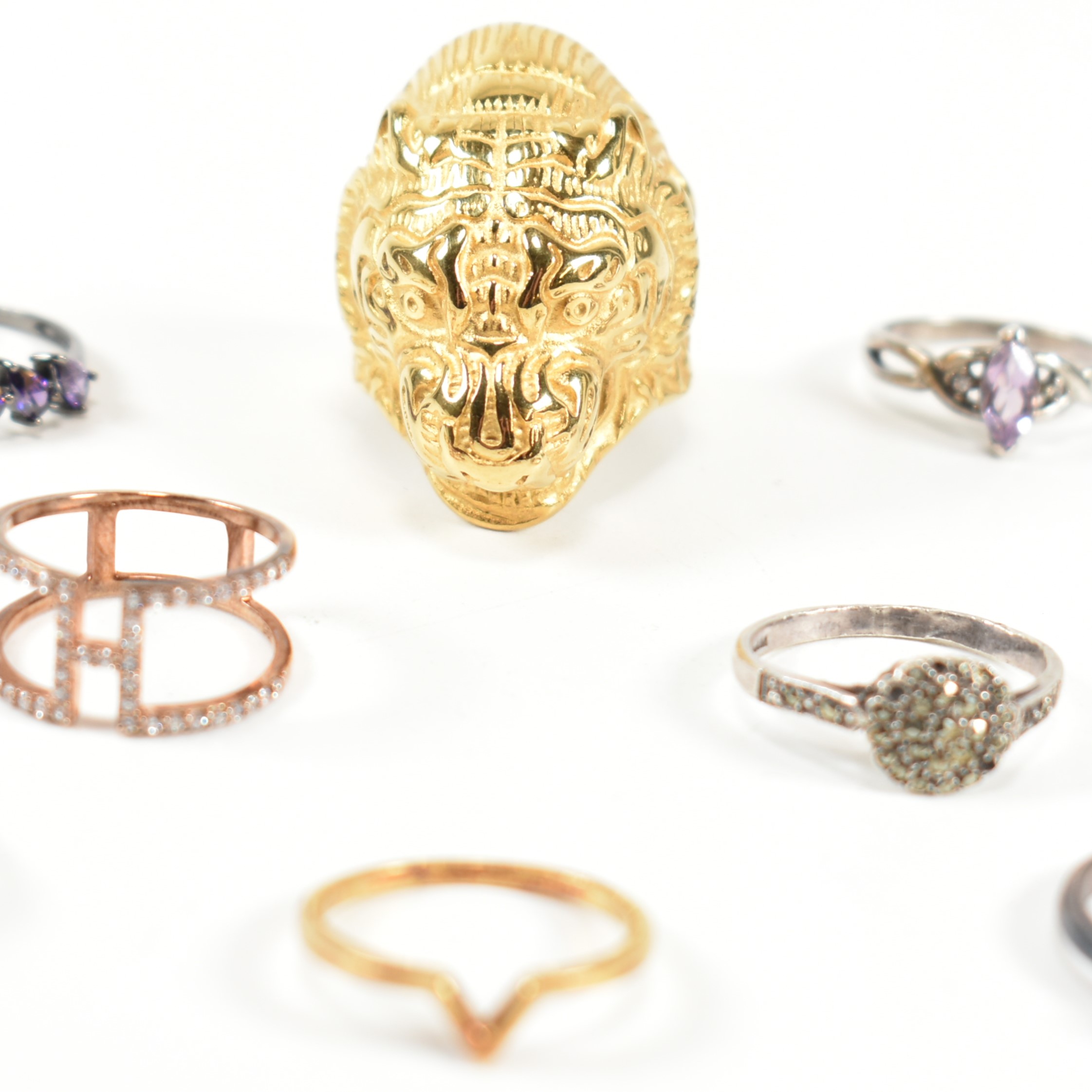 COLLECTION OF SILVER RINGS & GOLD PLATED METAL RING - Image 5 of 11