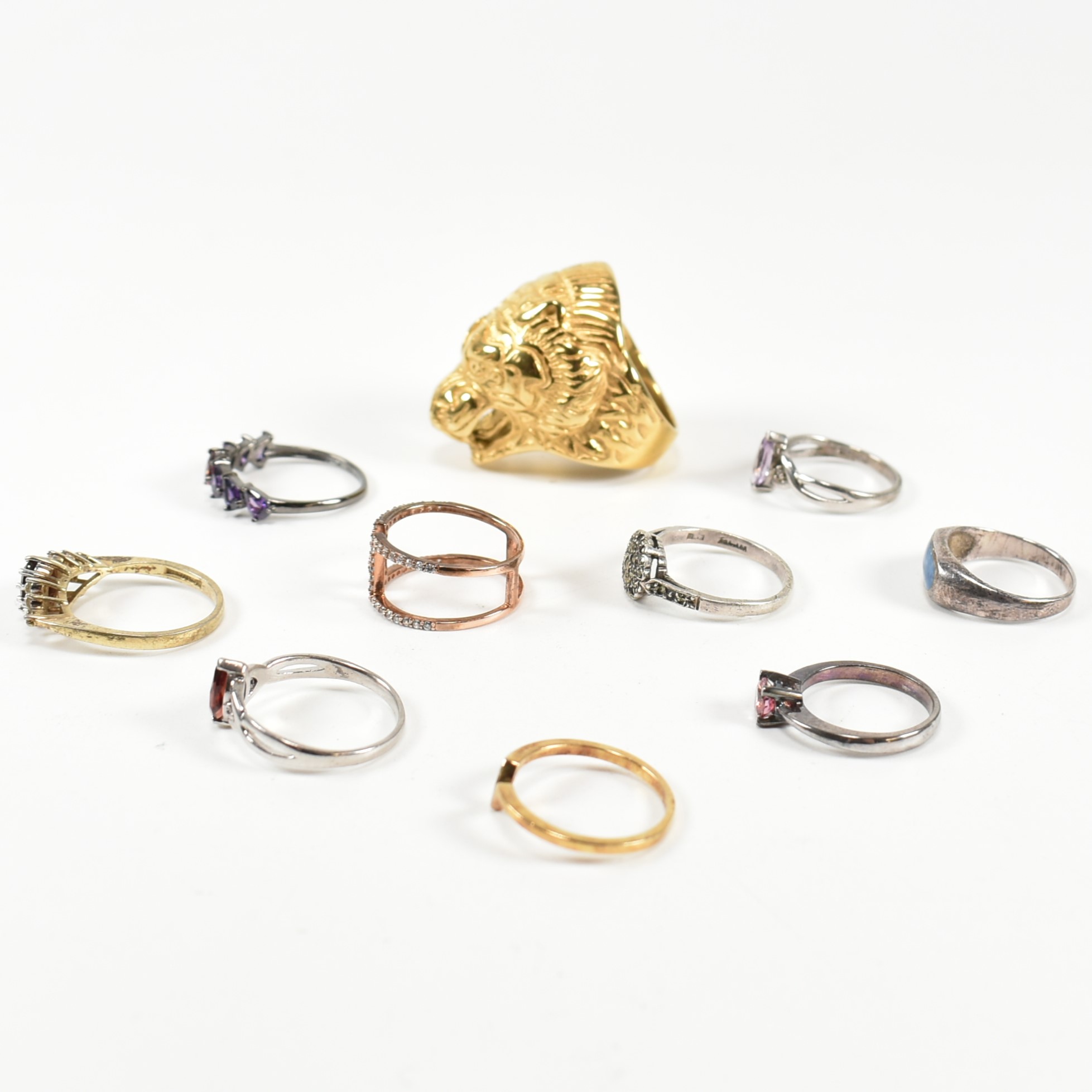 COLLECTION OF SILVER RINGS & GOLD PLATED METAL RING - Image 10 of 11