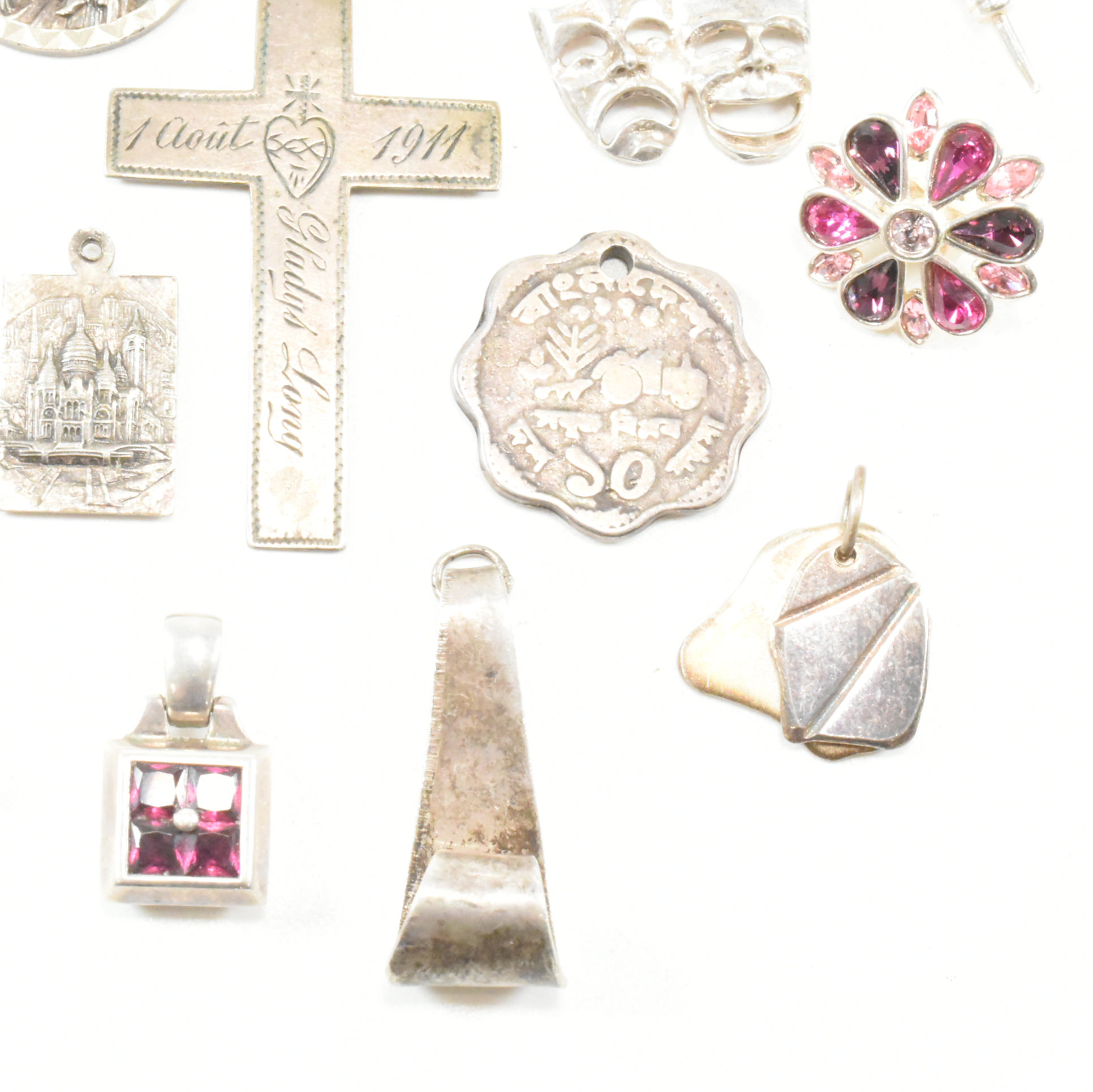 COLLECTION OF ASSORTED SILVER & WHITE METAL NECKLACE PENDANTS - Image 5 of 9