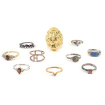 COLLECTION OF SILVER RINGS & GOLD PLATED METAL RING