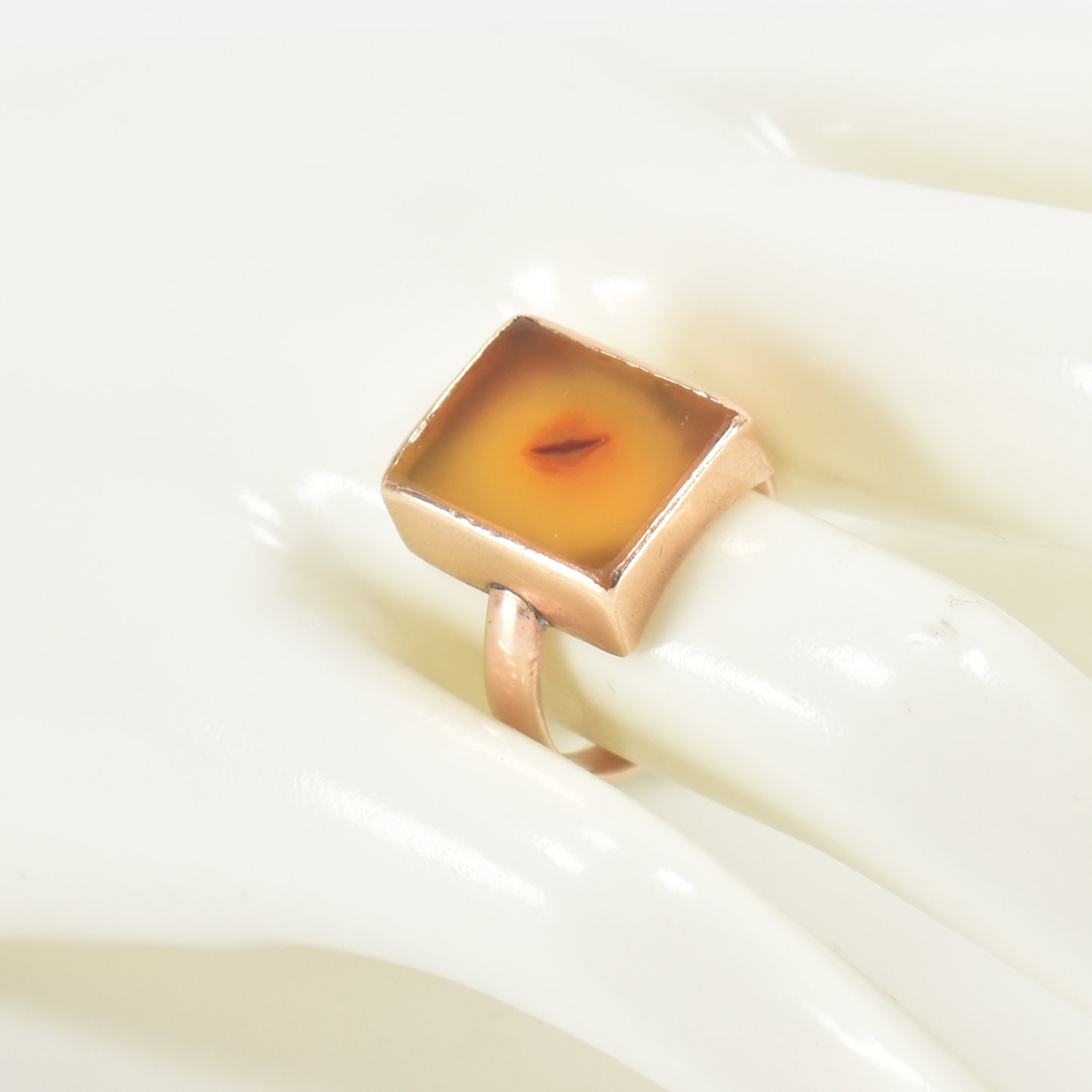 9CT GOLD & AGATE PLAQUE RING - Image 11 of 11