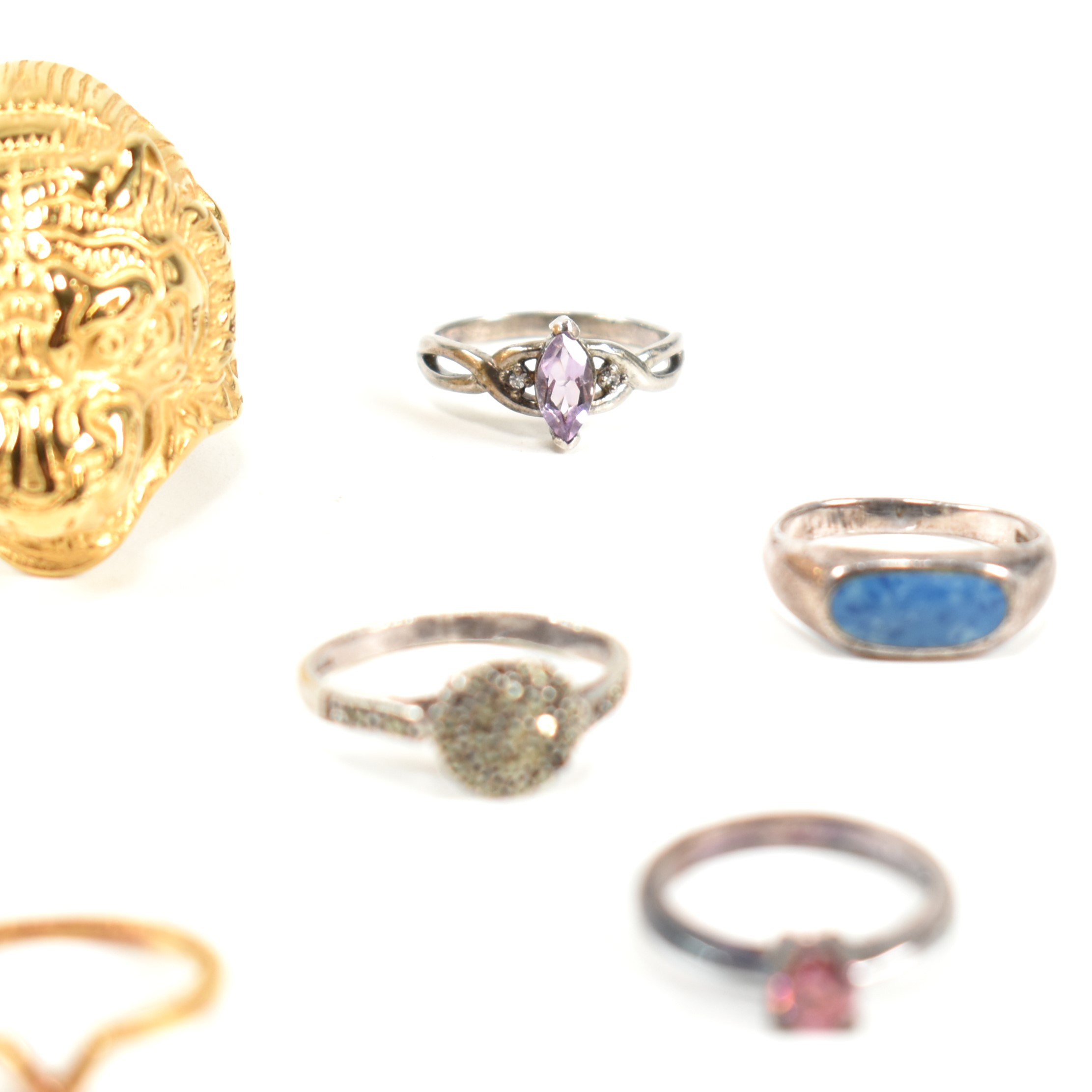 COLLECTION OF SILVER RINGS & GOLD PLATED METAL RING - Image 4 of 11