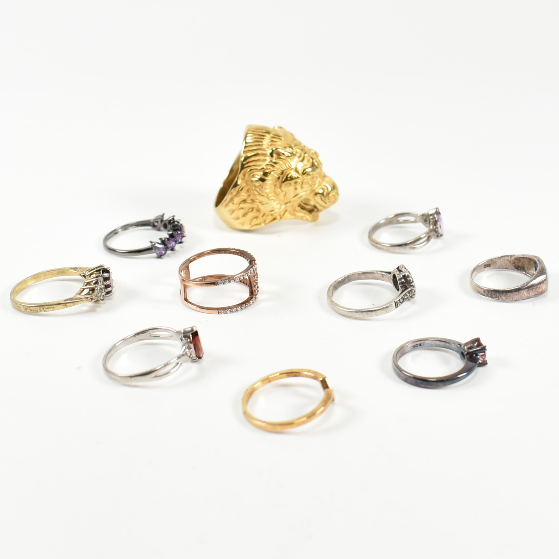 COLLECTION OF SILVER RINGS & GOLD PLATED METAL RING - Image 9 of 11