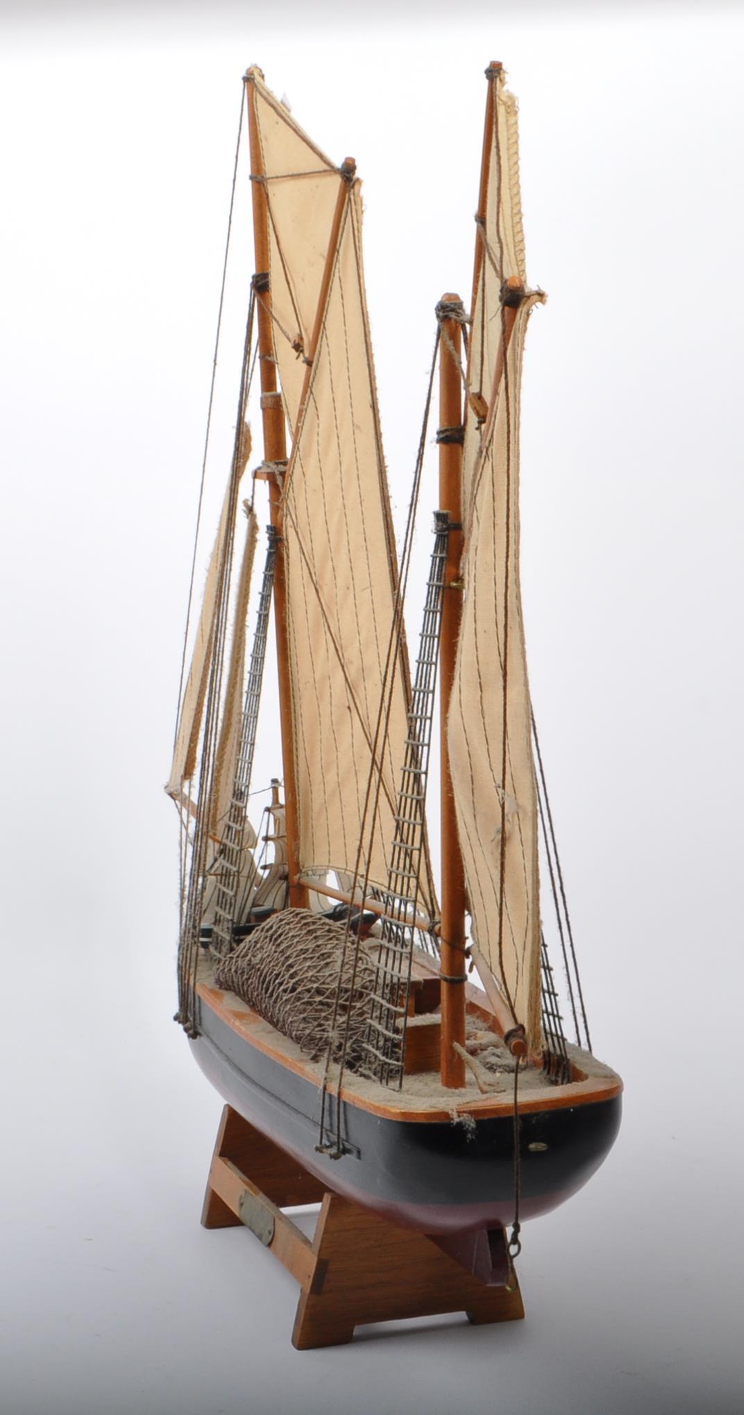 EARLY 20TH CENTURY WOODEN DISPLAY SAILING BOAT / YACHT - Image 5 of 7