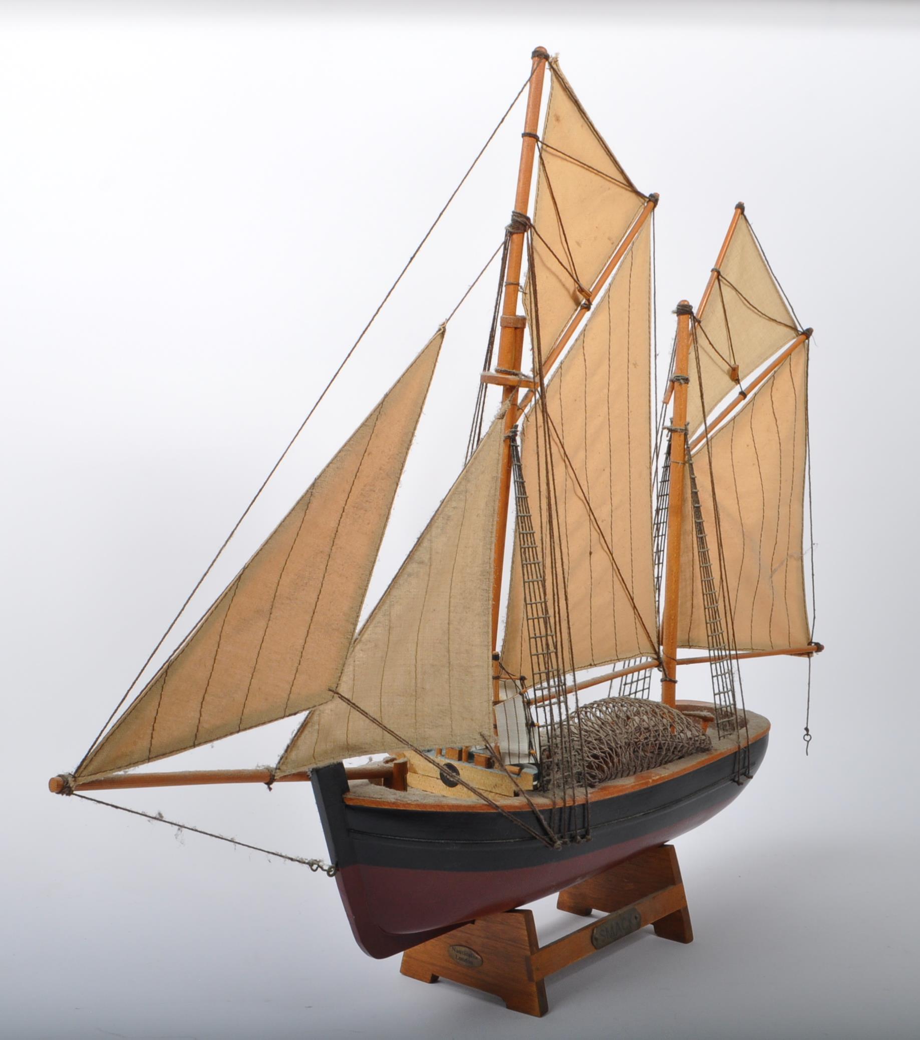 EARLY 20TH CENTURY WOODEN DISPLAY SAILING BOAT / YACHT - Image 4 of 7