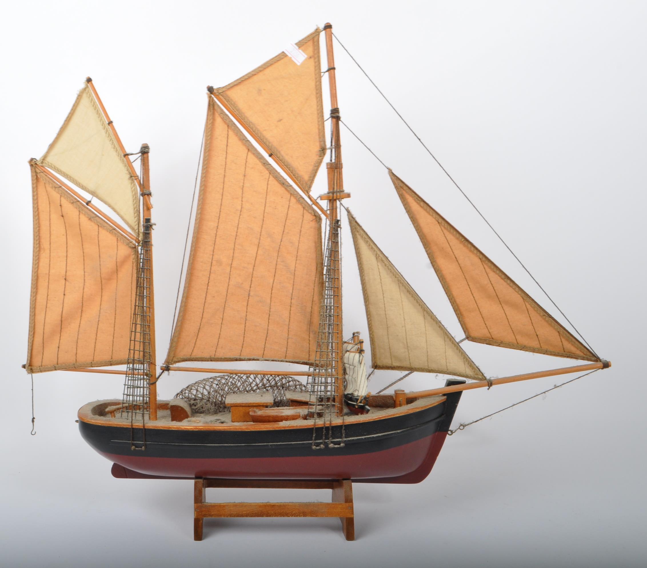 EARLY 20TH CENTURY WOODEN DISPLAY SAILING BOAT / YACHT - Image 7 of 7