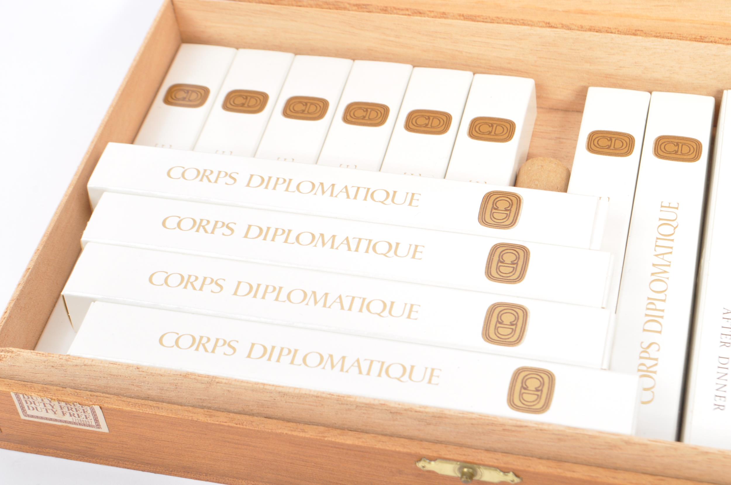 BOXED COLLECTION OF 'CORPS DIPLOMATIQUE' AFTER DINNER CIGARS - Image 2 of 6