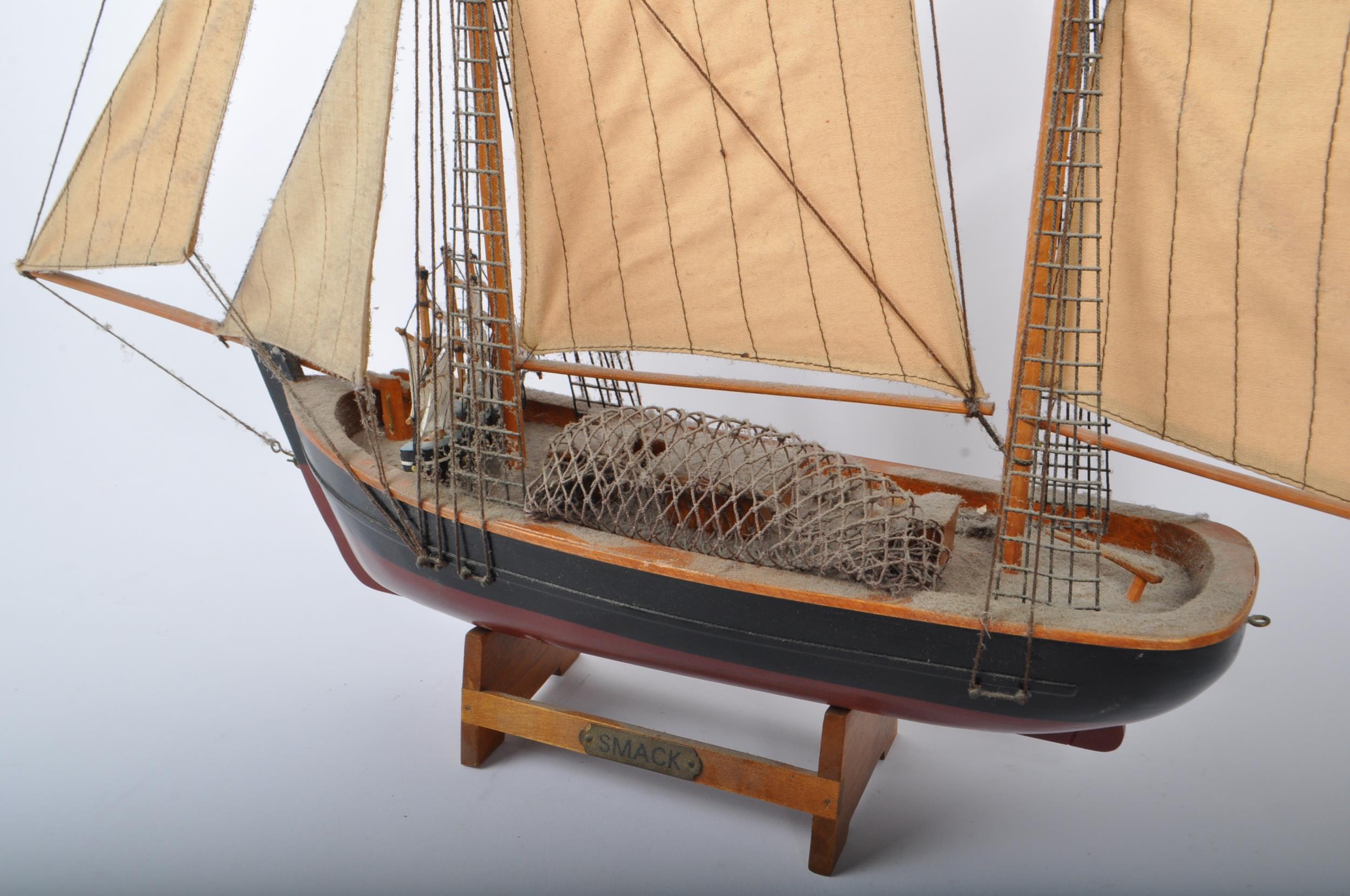 EARLY 20TH CENTURY WOODEN DISPLAY SAILING BOAT / YACHT - Image 2 of 7