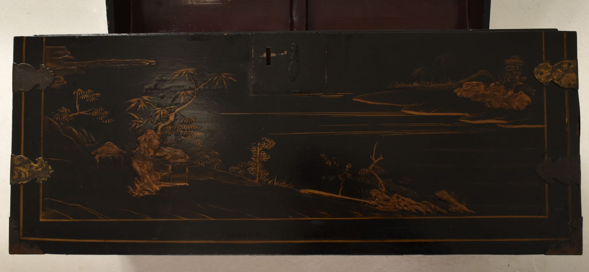 QING DYNASTY WOODEN LACQUERED STORAGE CHEST 清 富贵木宝箱 - Image 4 of 10