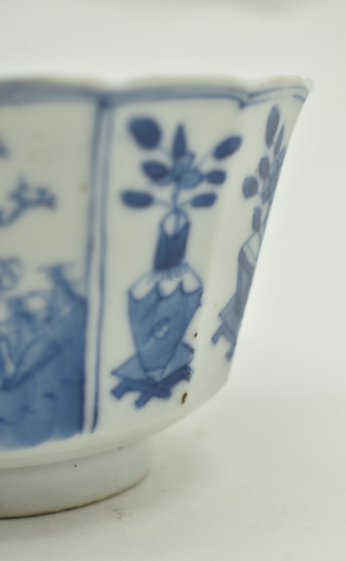 QING DYNASTY BLUE AND WHITE CUP 清 康熙 青花人物棱角杯 - Bild 10 aus 10