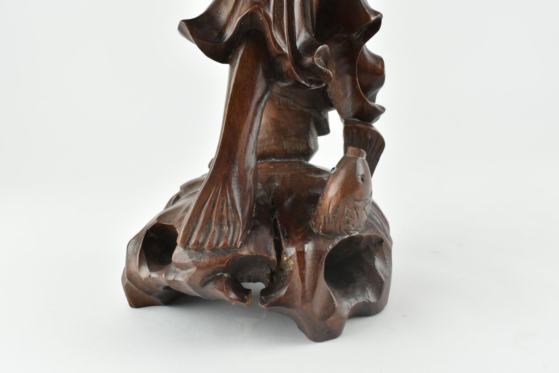 QING DYNASTY CARVED WOODEN FIGURINE 清 姜太公钓鱼木刻像 - Image 5 of 7