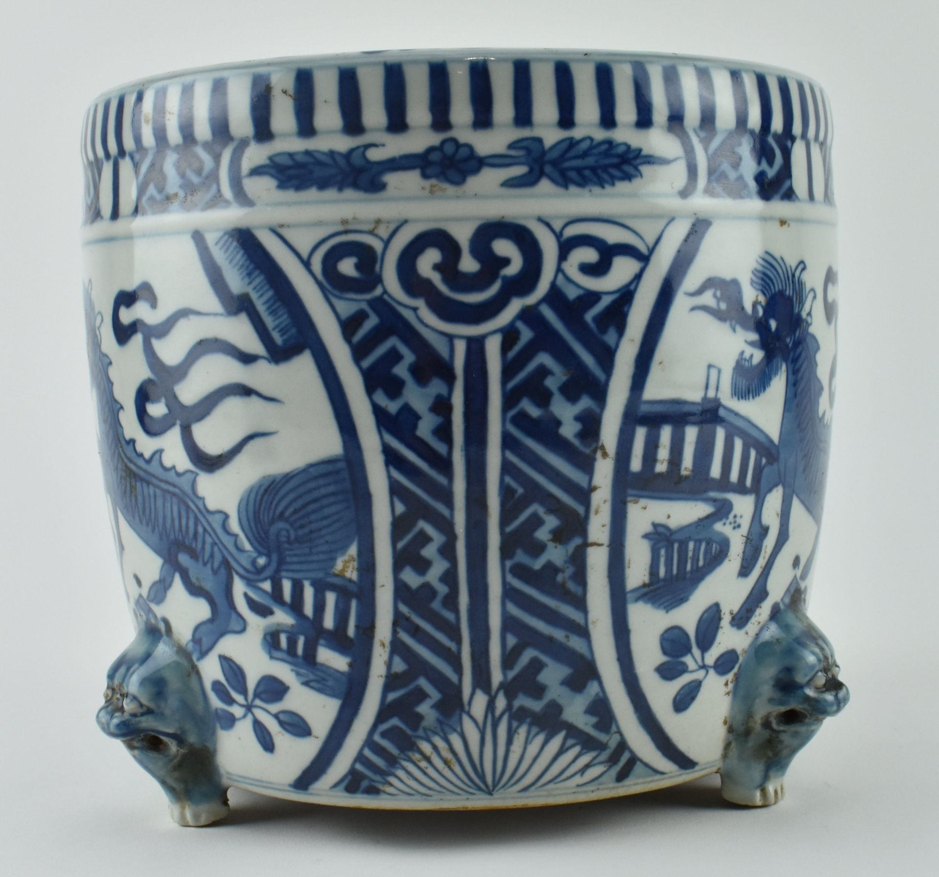 QING DYNASTY BLUE AND WHITE CENSER 清末 青花貔貅 香炉 - Bild 5 aus 8