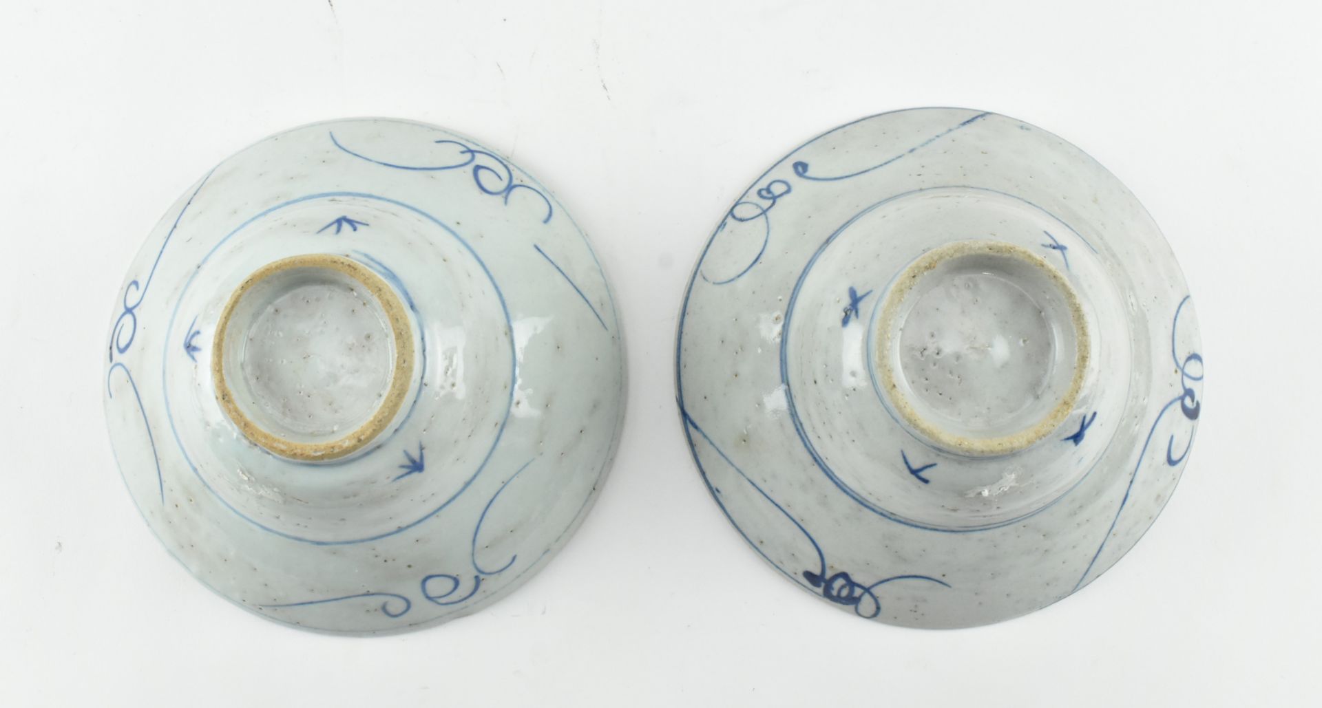 PAIR OF BLUE AND WHITE OGEE SHAPED BOWLS 清 青花折腰碗一对 - Bild 5 aus 7