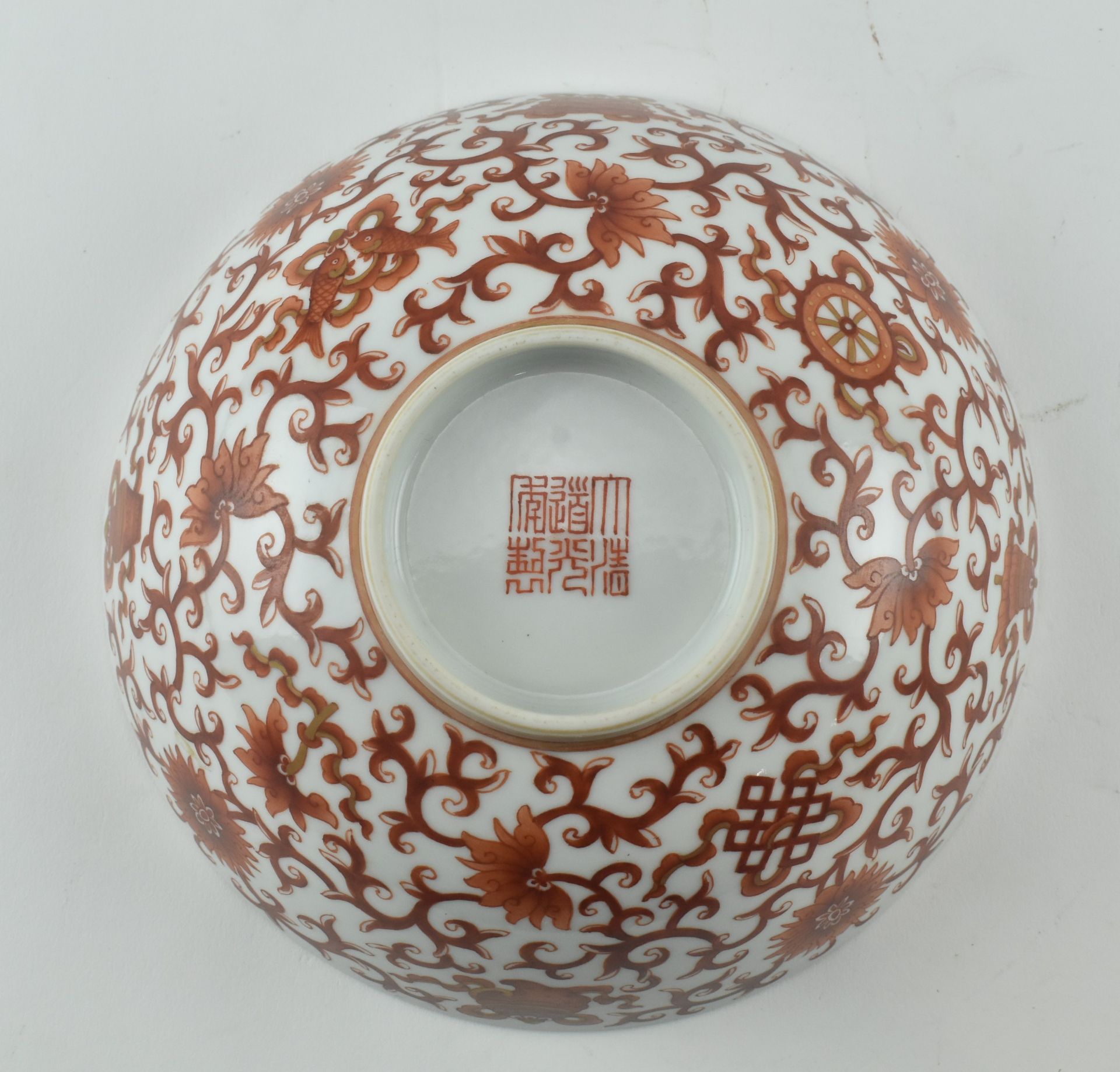 DAOGUANG IRON RED WUFU FIVE BATS BOWL 道光 矾红描金缠枝莲纹碗 - Bild 6 aus 8